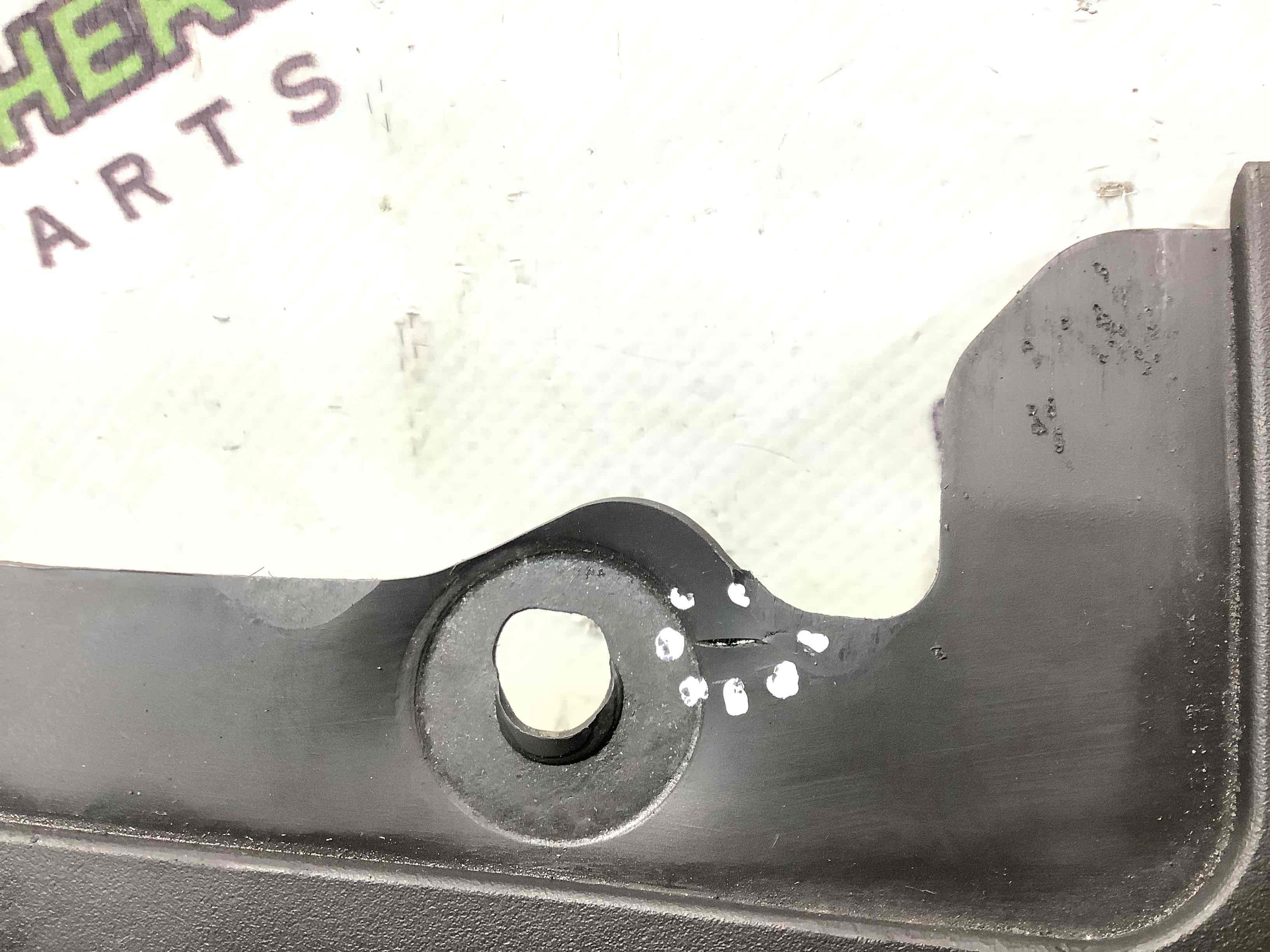 Пластик моторного відсіку