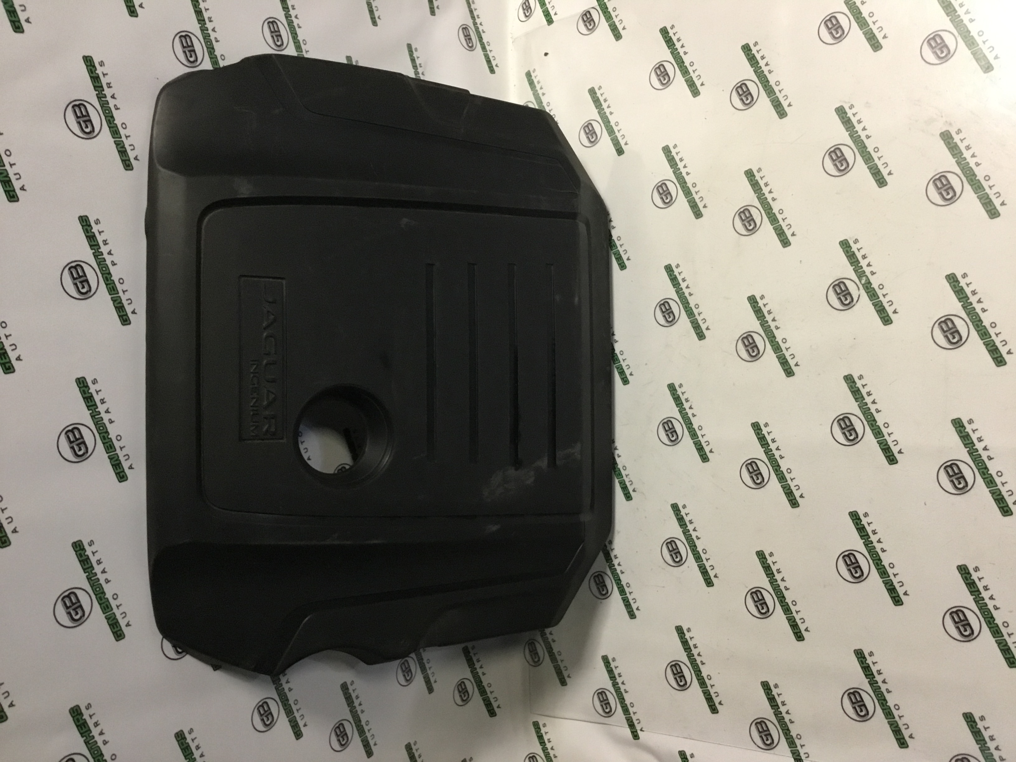 Кришка двигуна декоративна