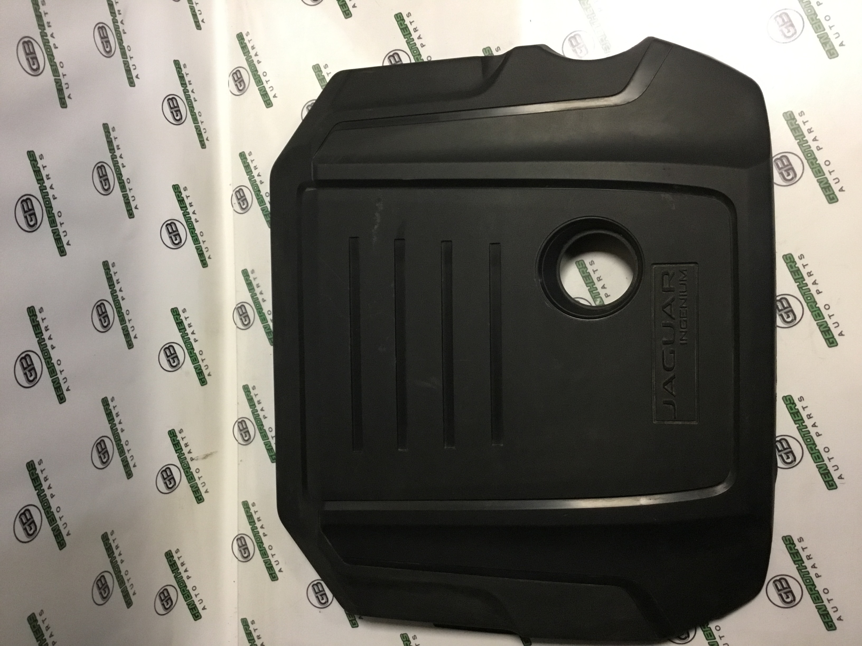 Кришка двигуна декоративна