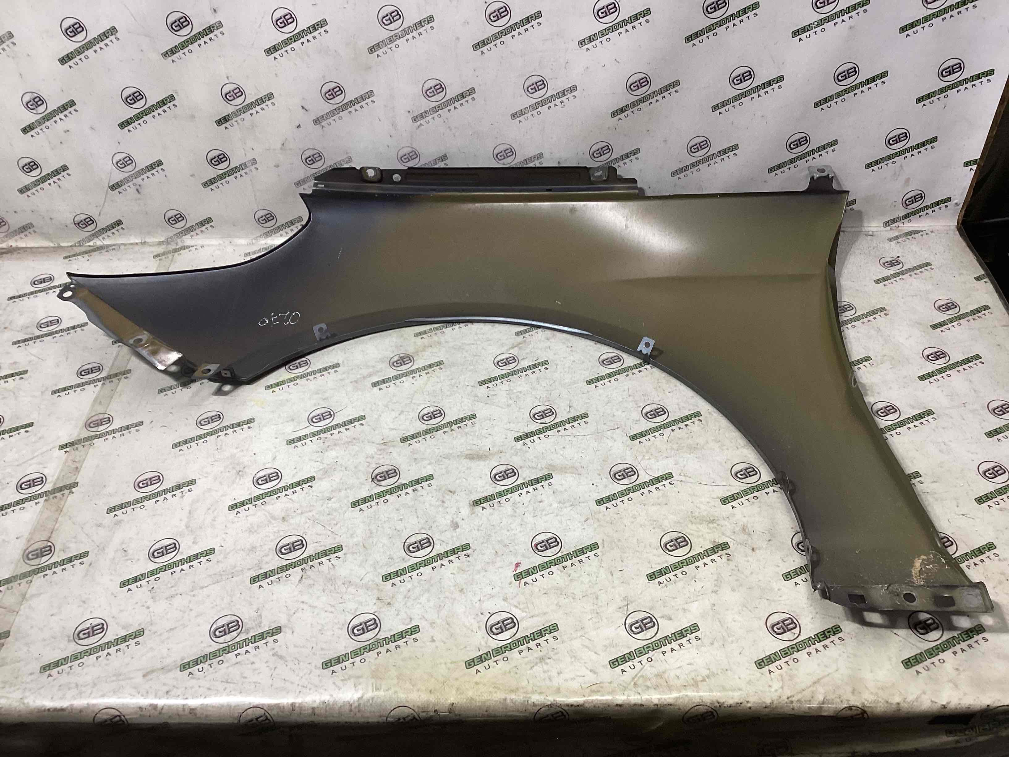 Крило переднє праве