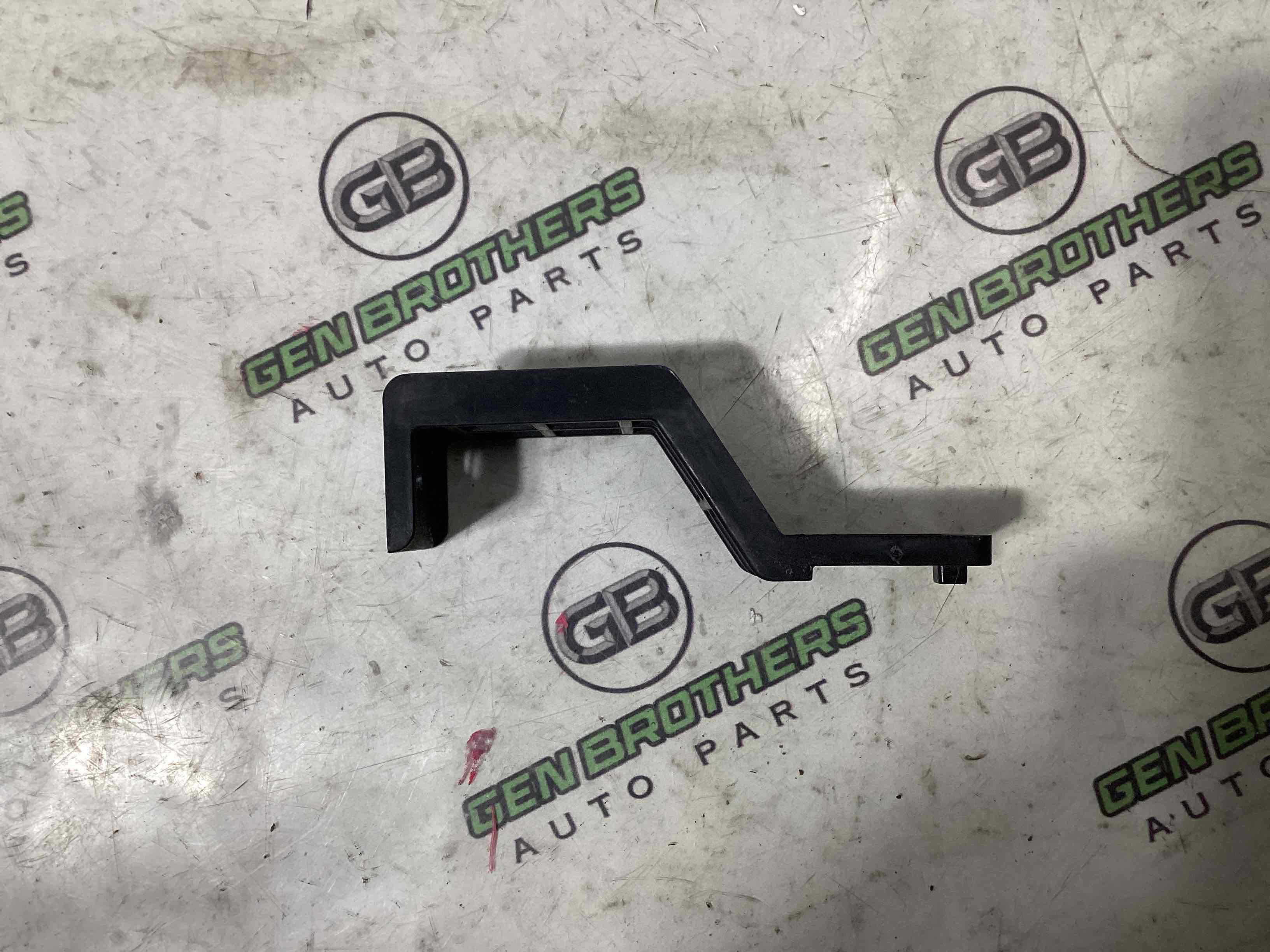 Кронштейн підсилювача бампера