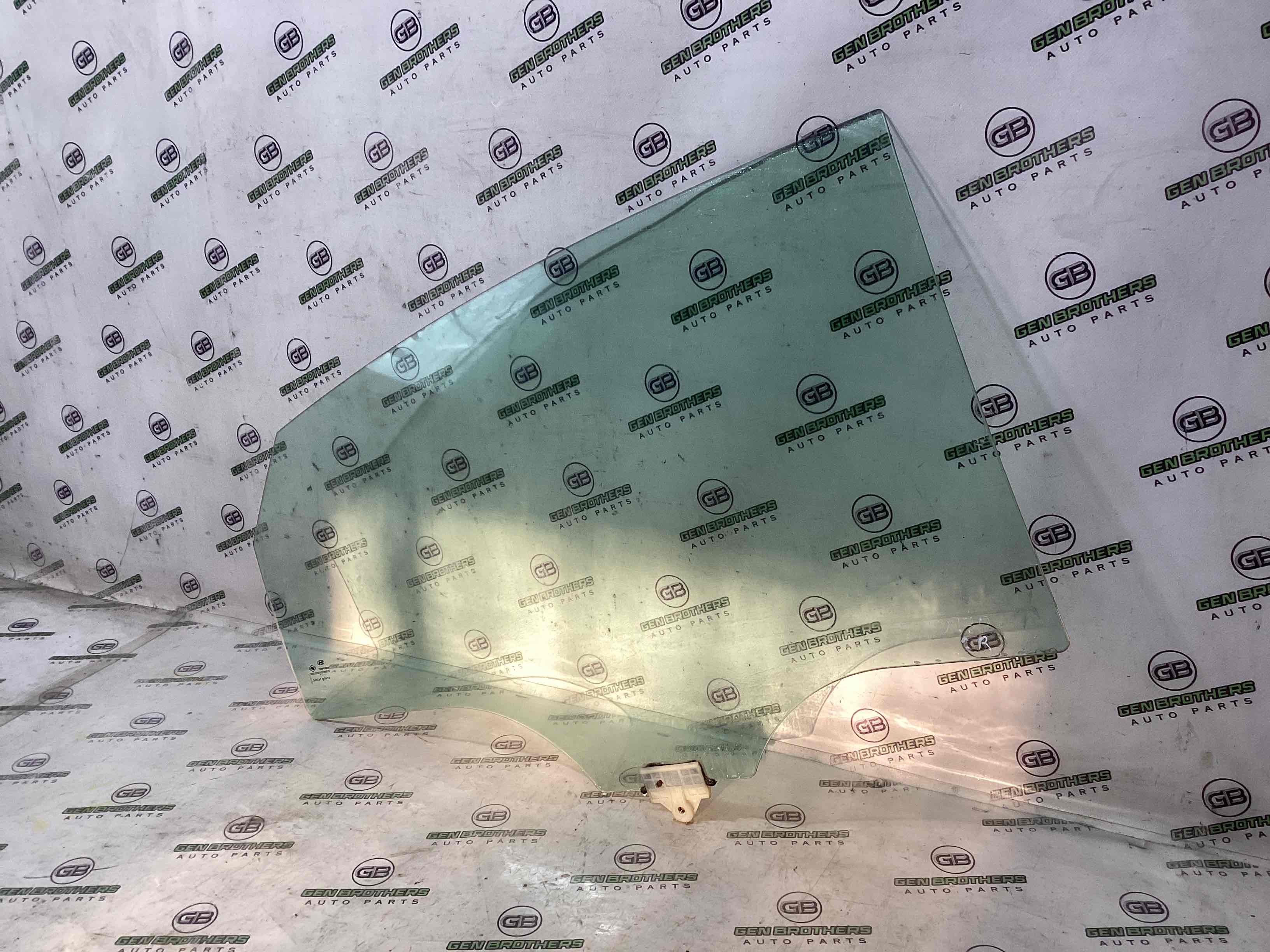 Скло заднє праве