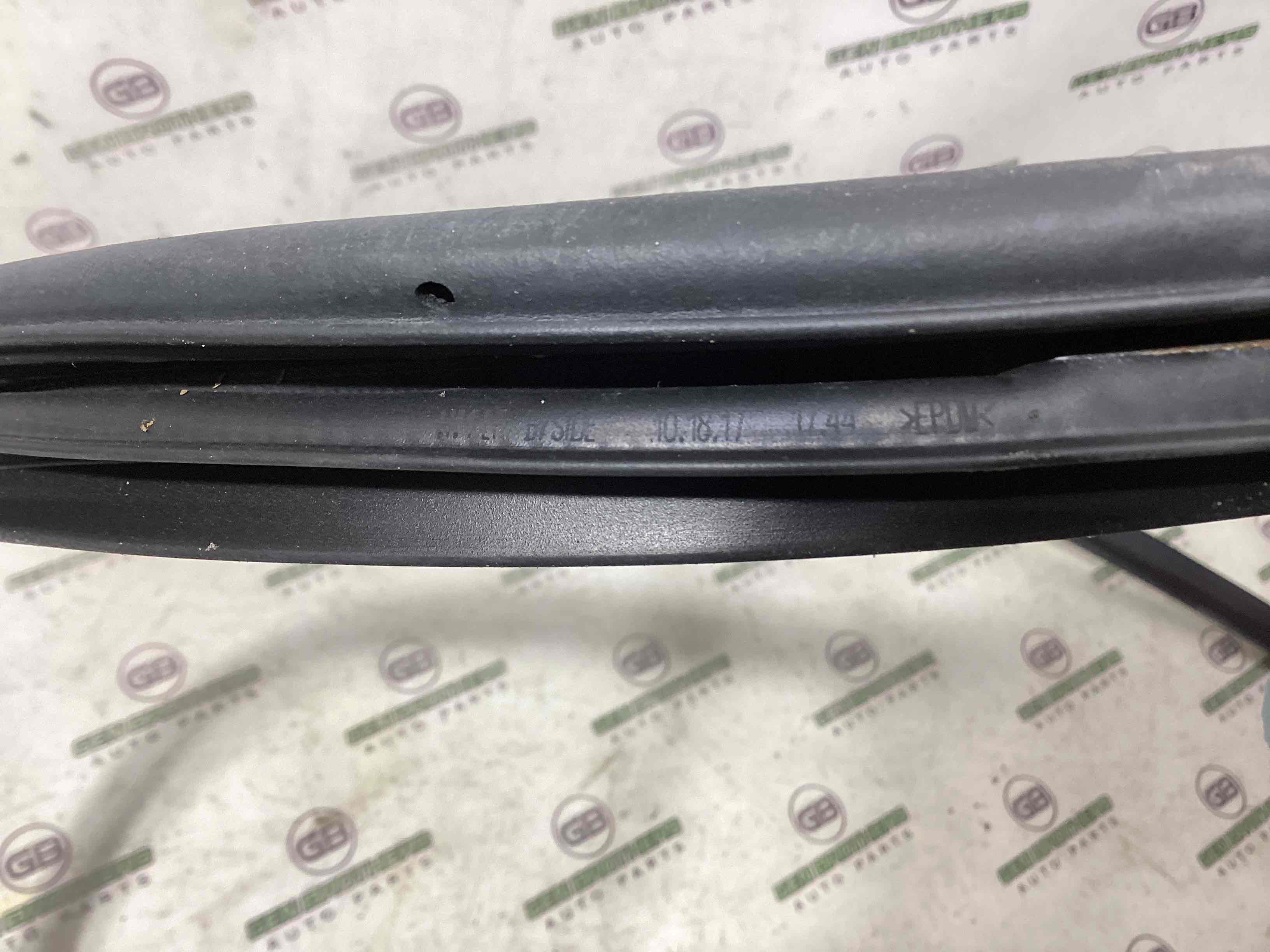 Ущільнювач скла, двері