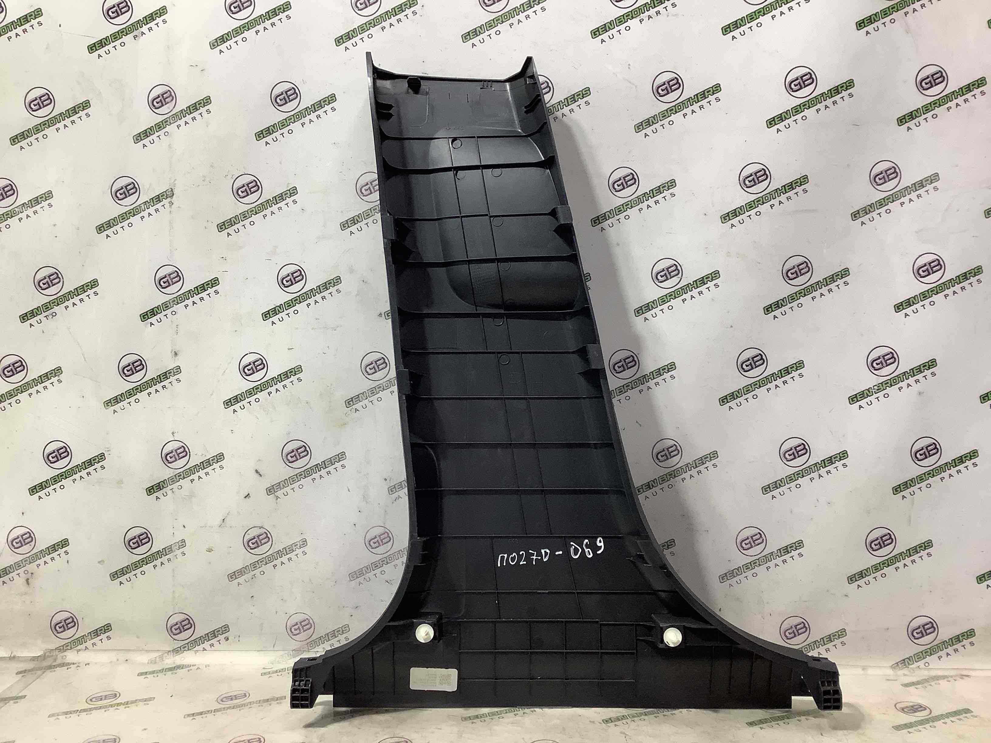 Обшивка центральної стійки права