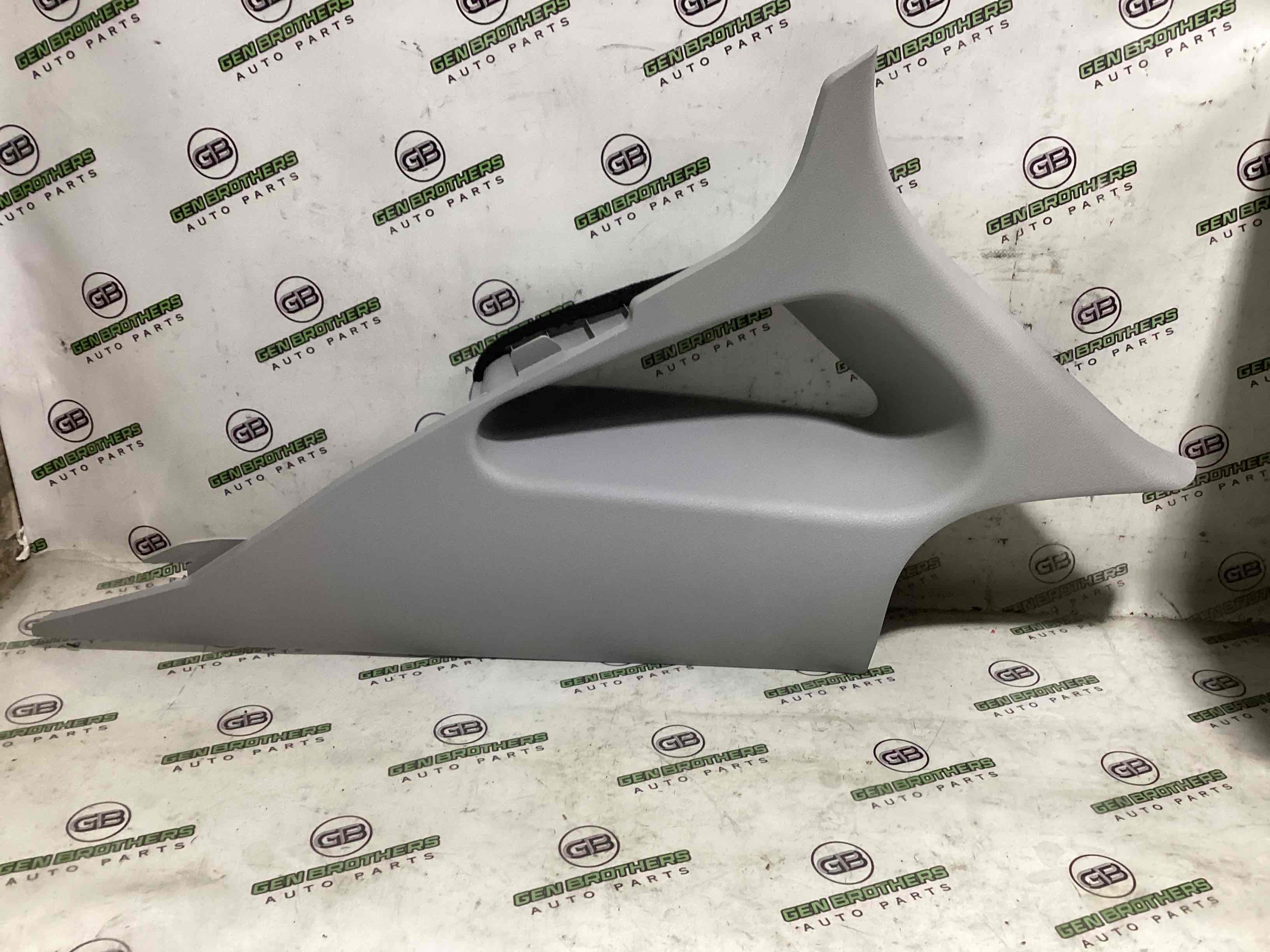 Обшивка задньої стійки права