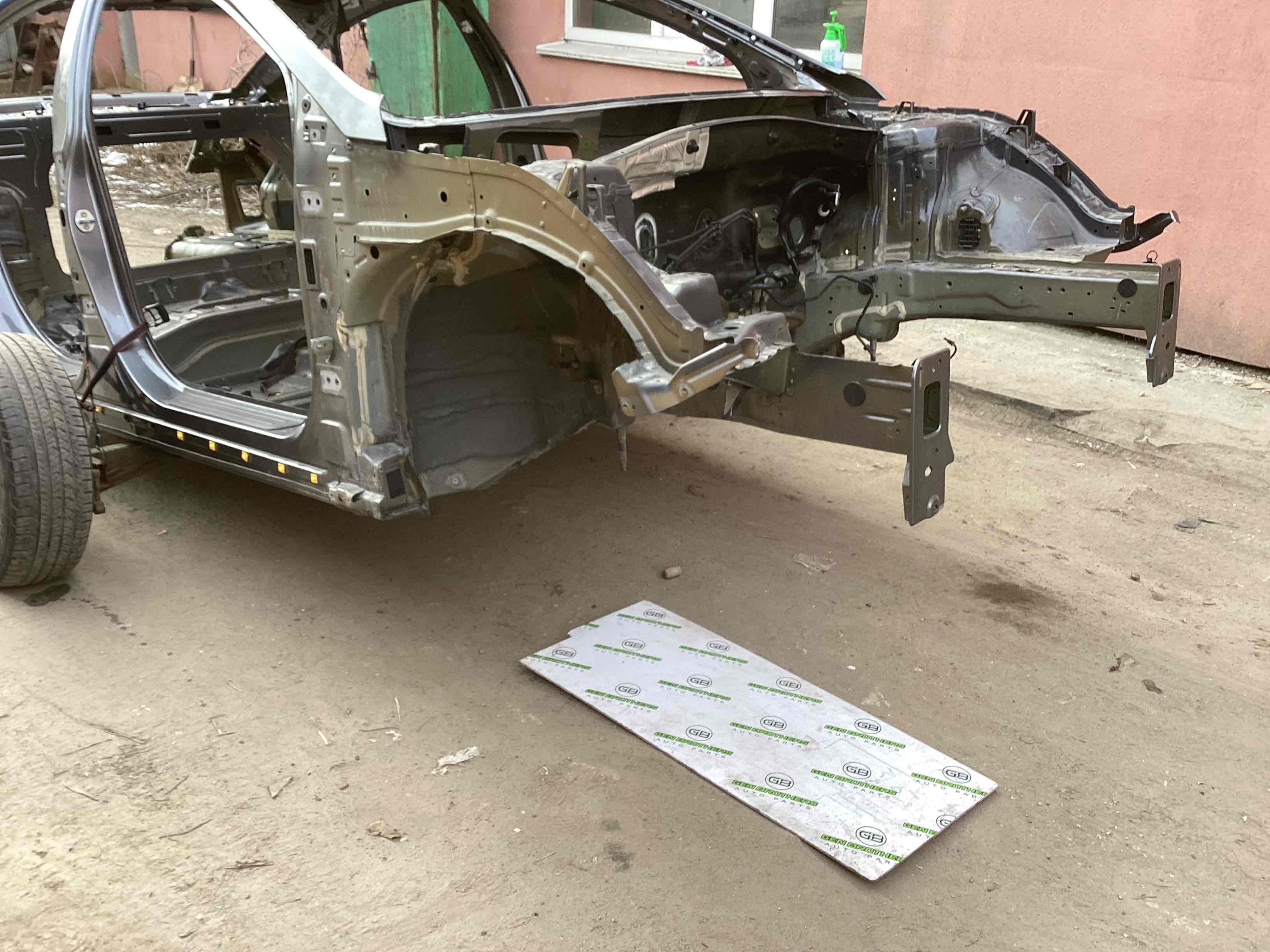 Чверть передня права