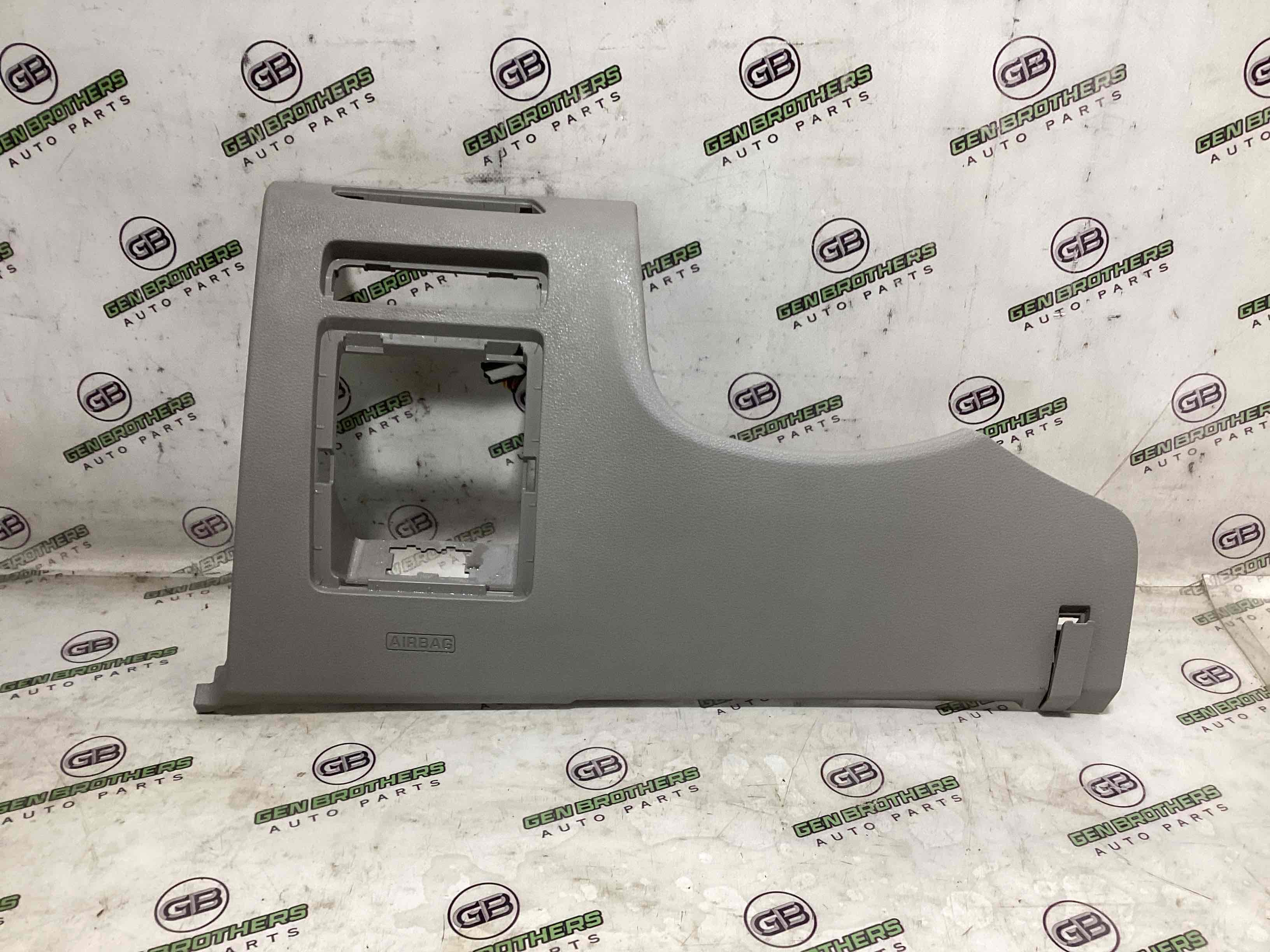 Обшивка панелі приладів торпедо