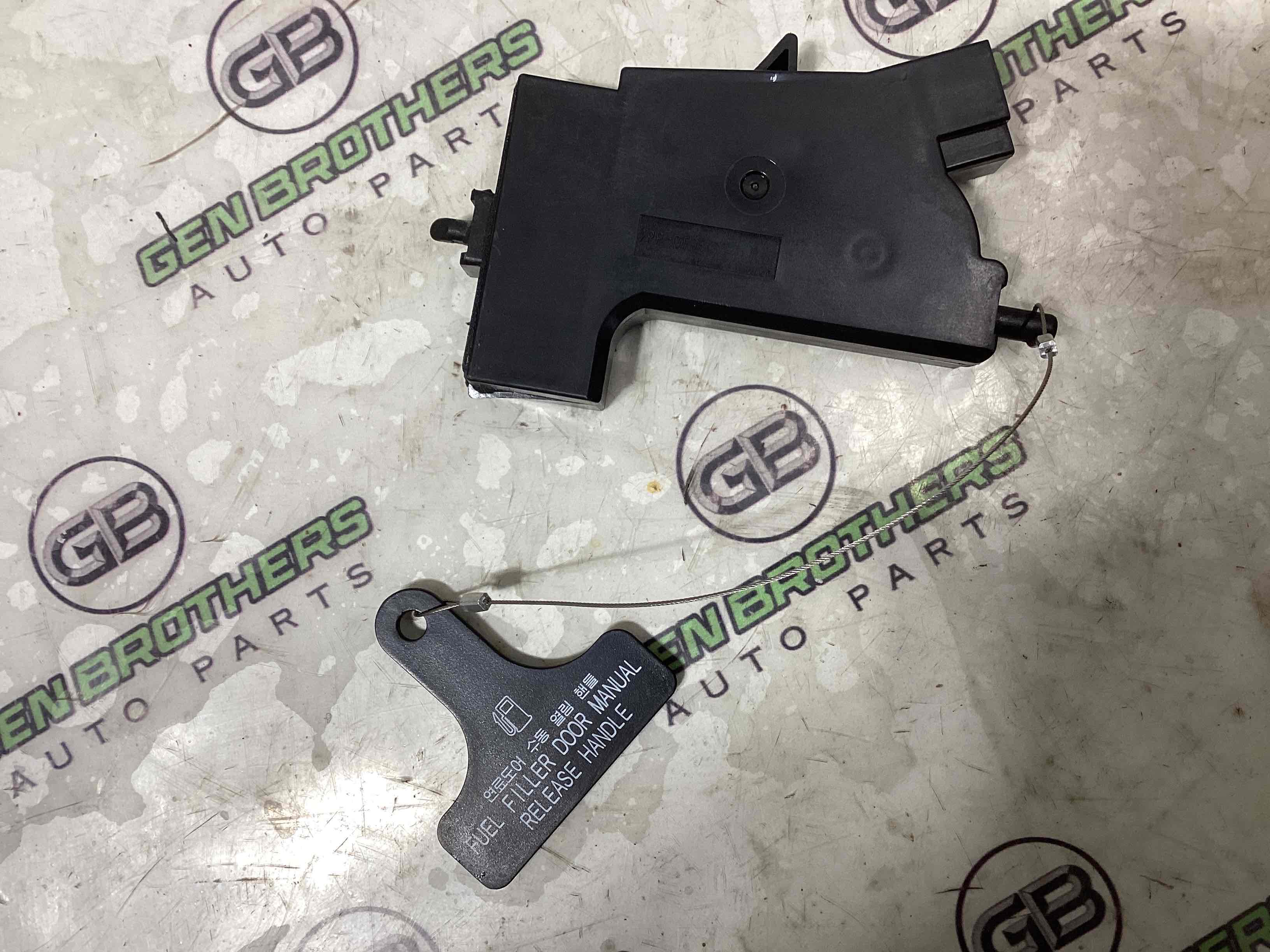 Замок лючка бензобака