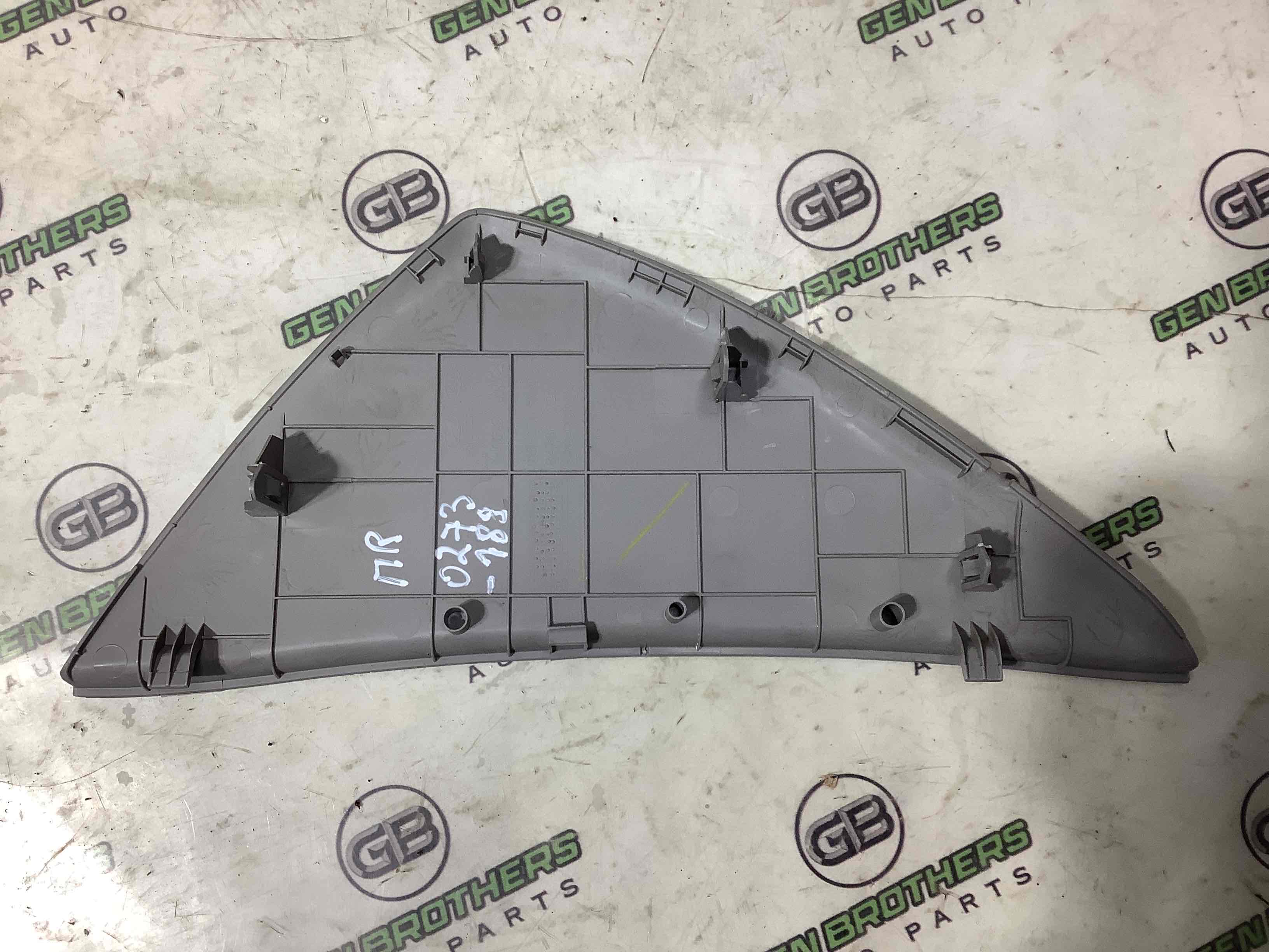 Обшивка панелі приладів торпедо