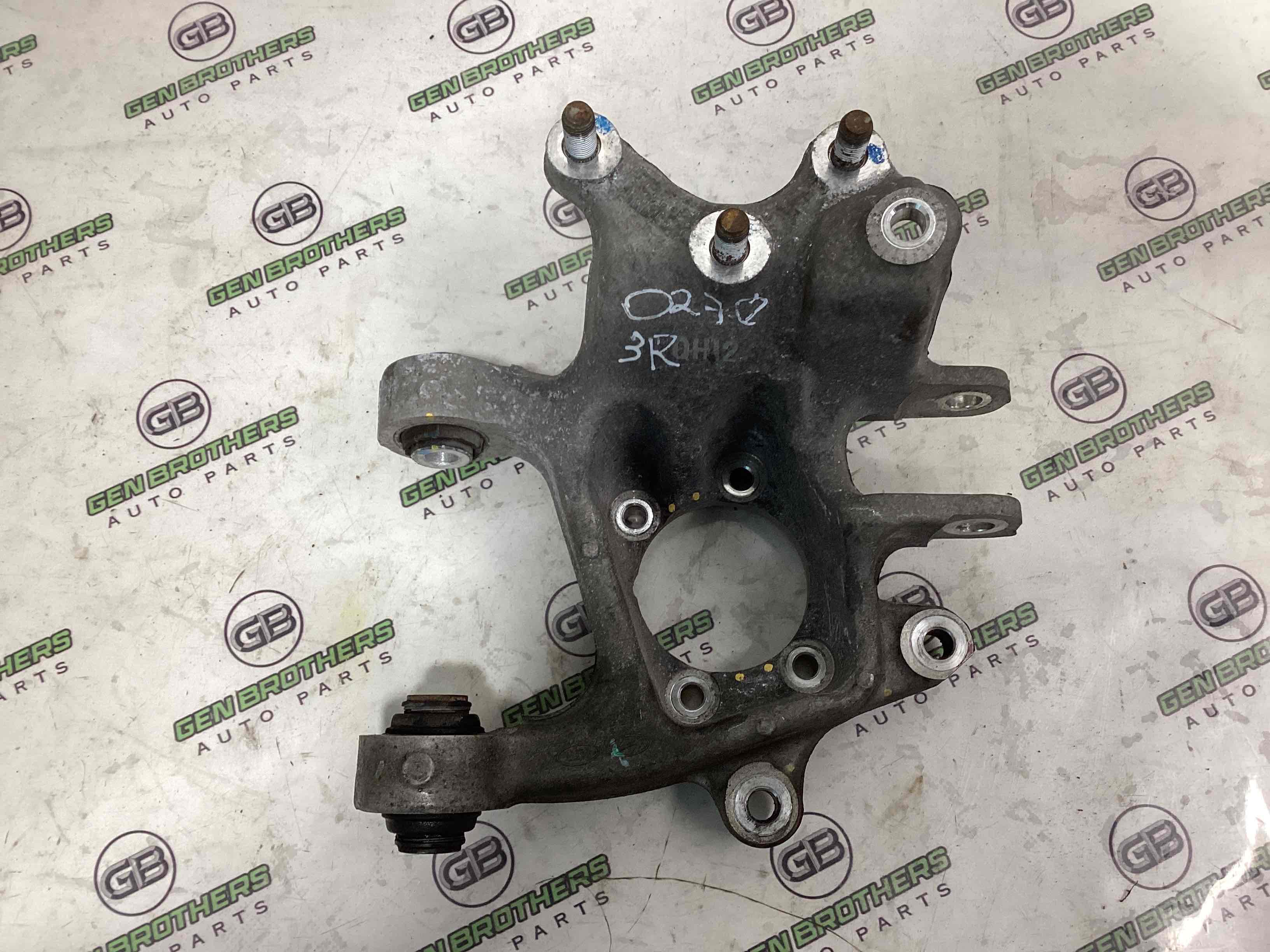 Кулак задній правий