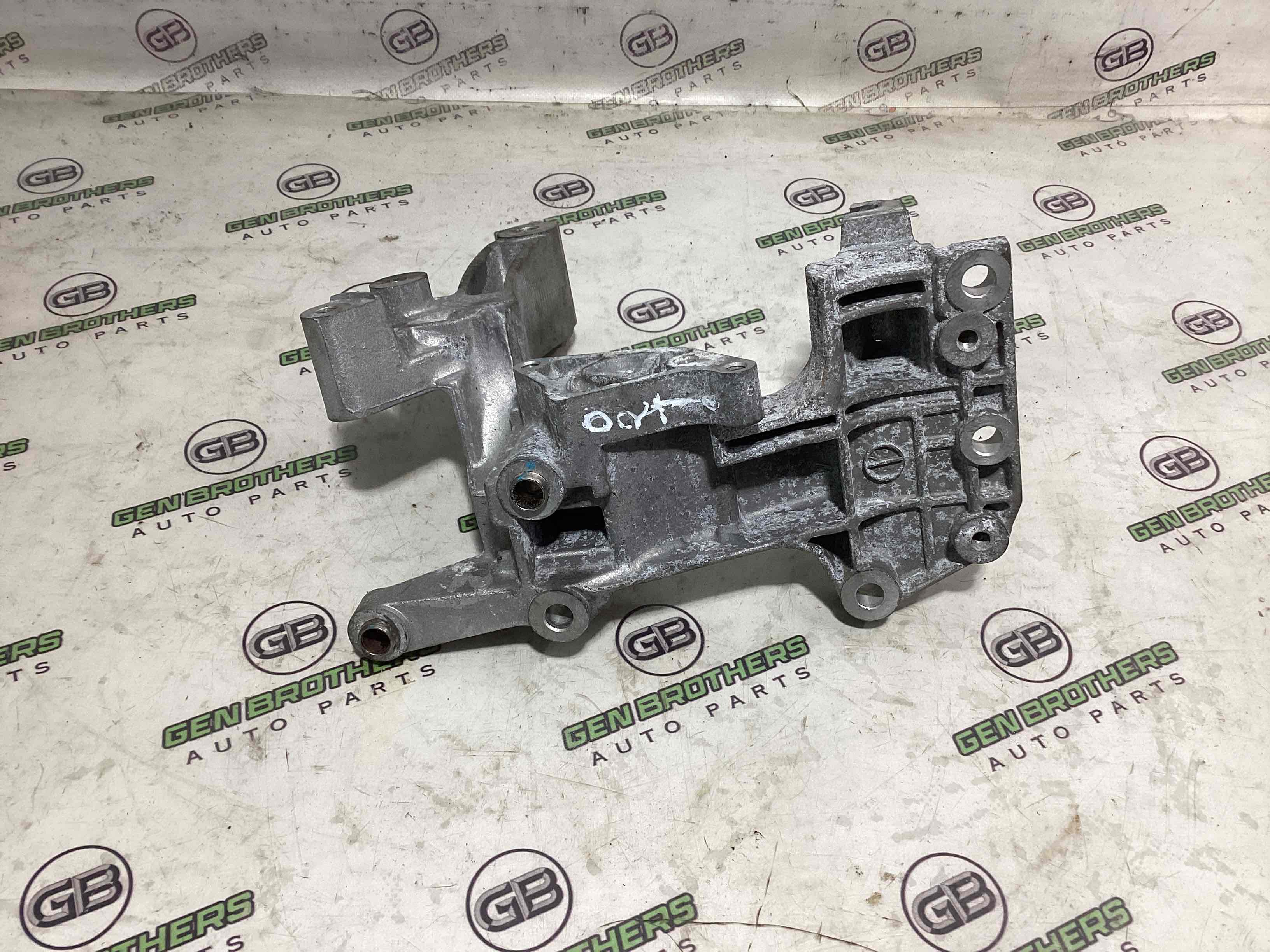 Генератор, кронштейн генератора