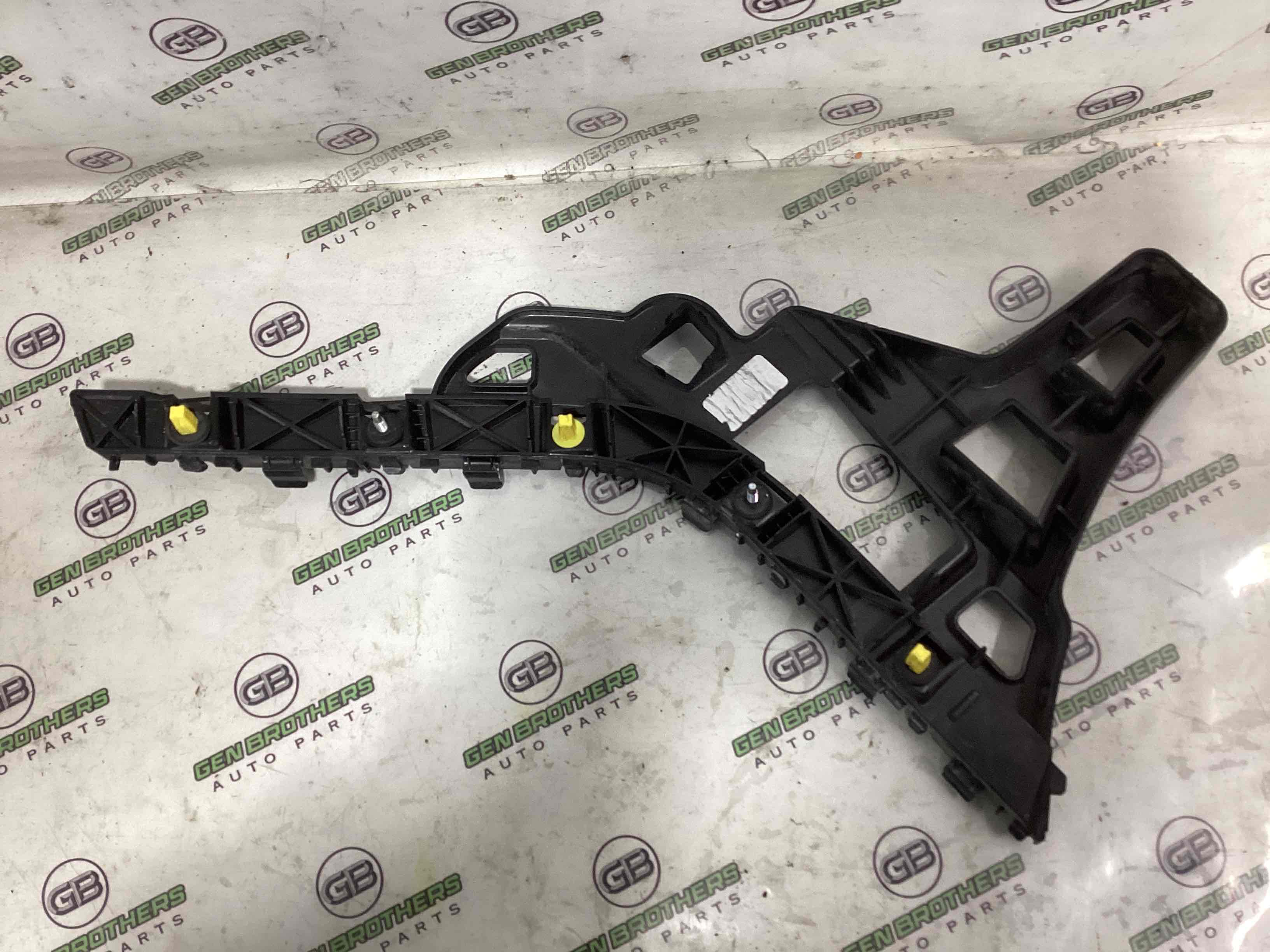 Кріплення заднього бампера праве