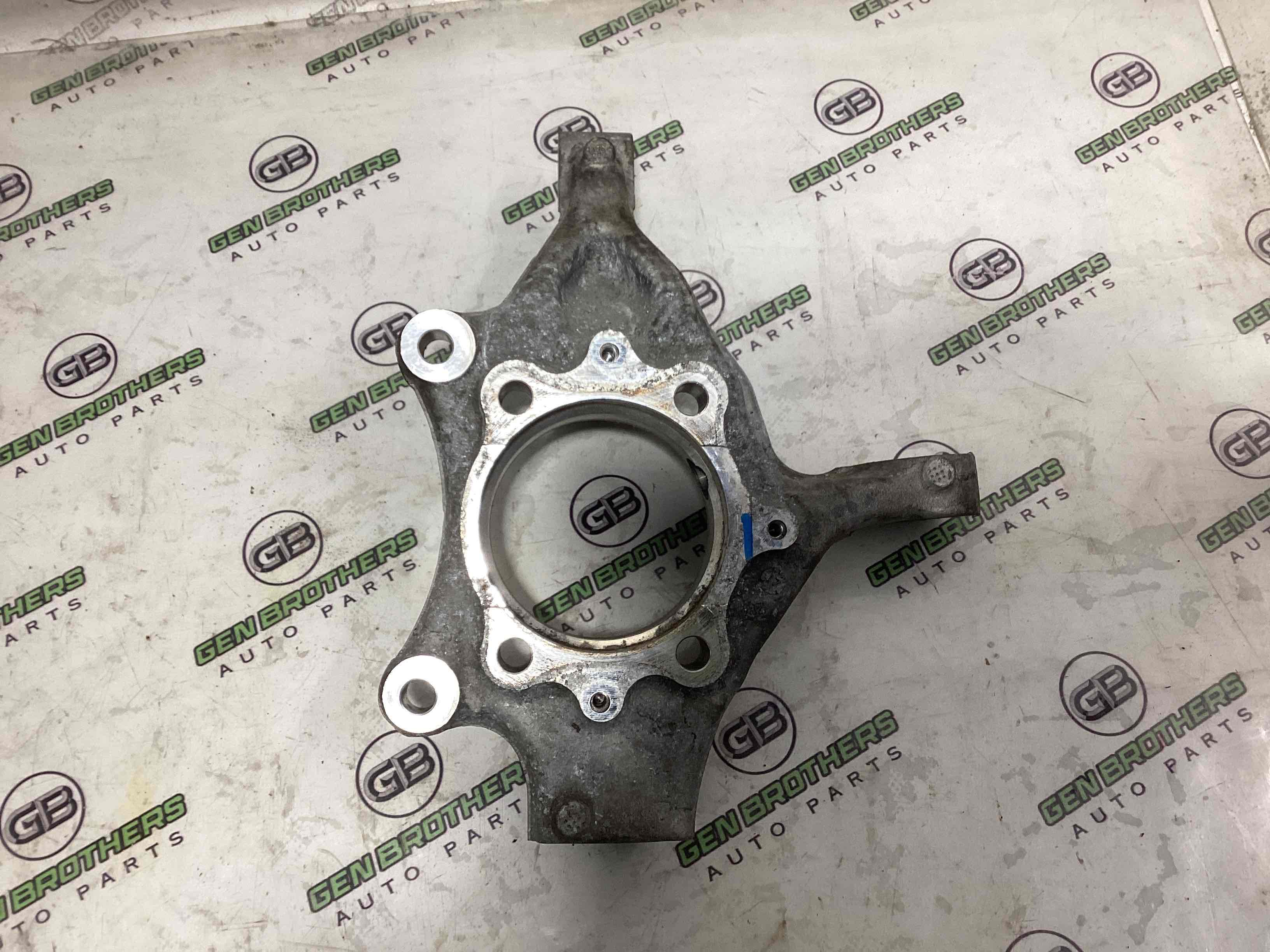 Кулак поворотний лівий