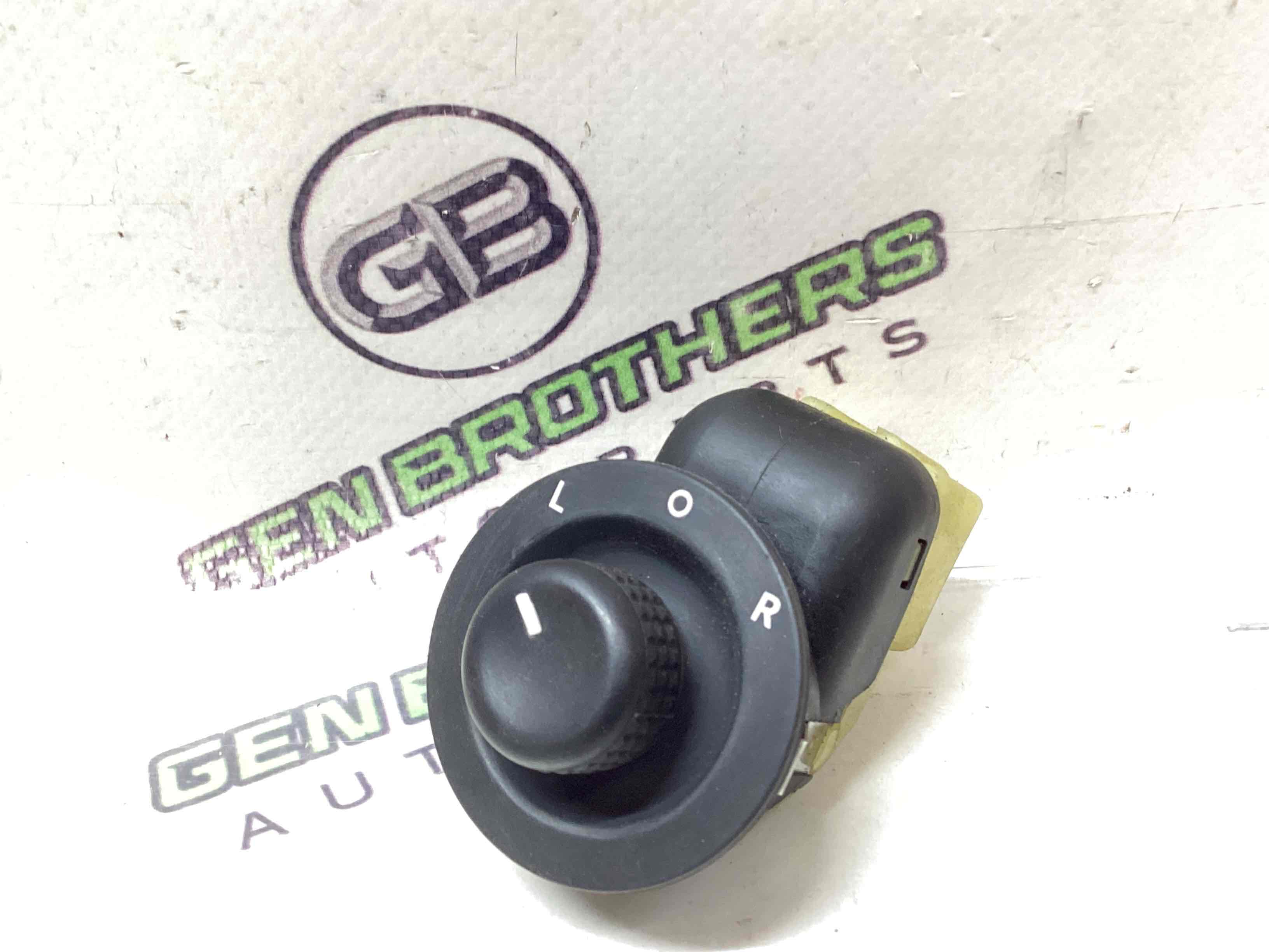 Кнопка регулювання дзеркал