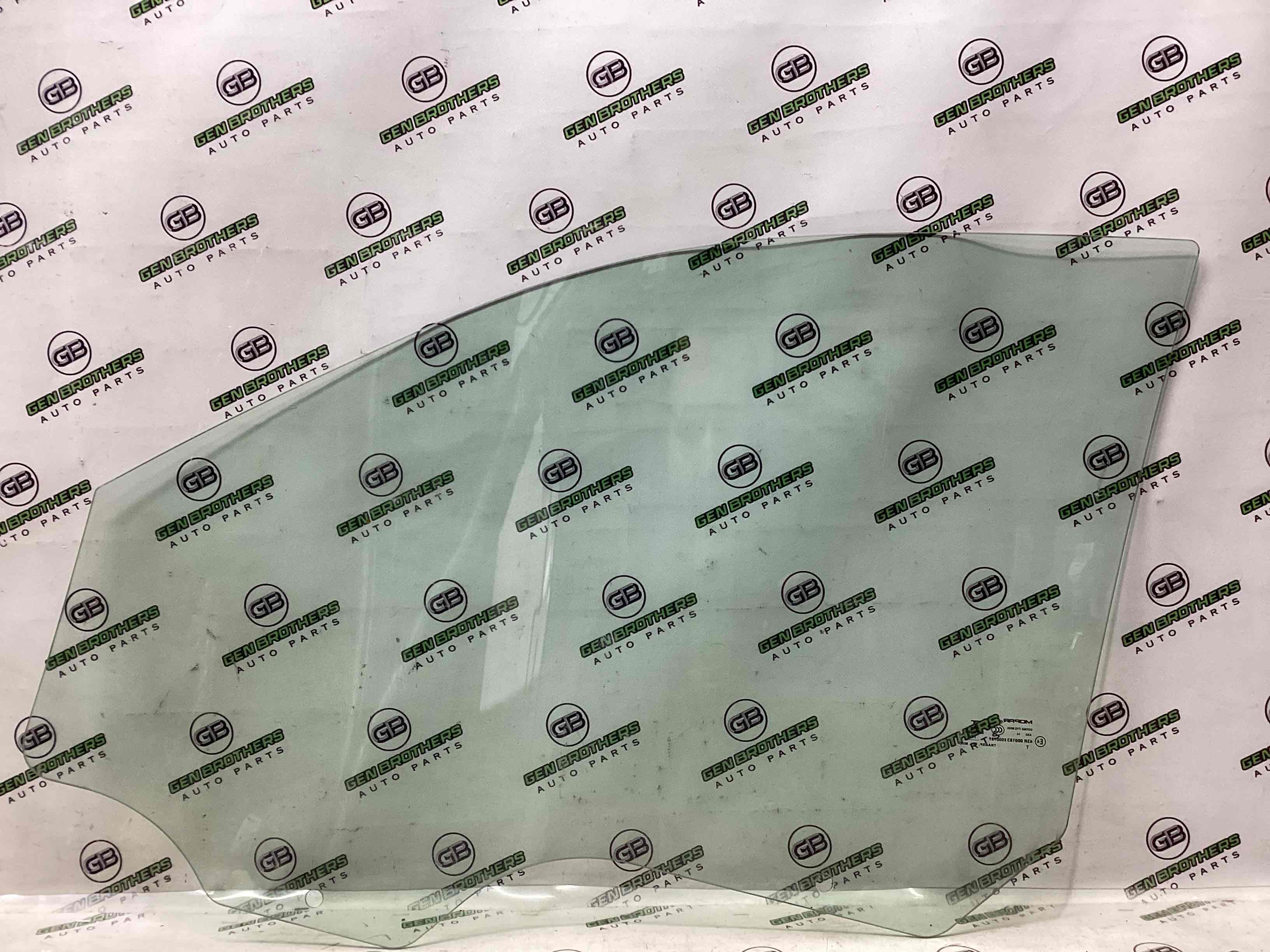 Скло переднє праве