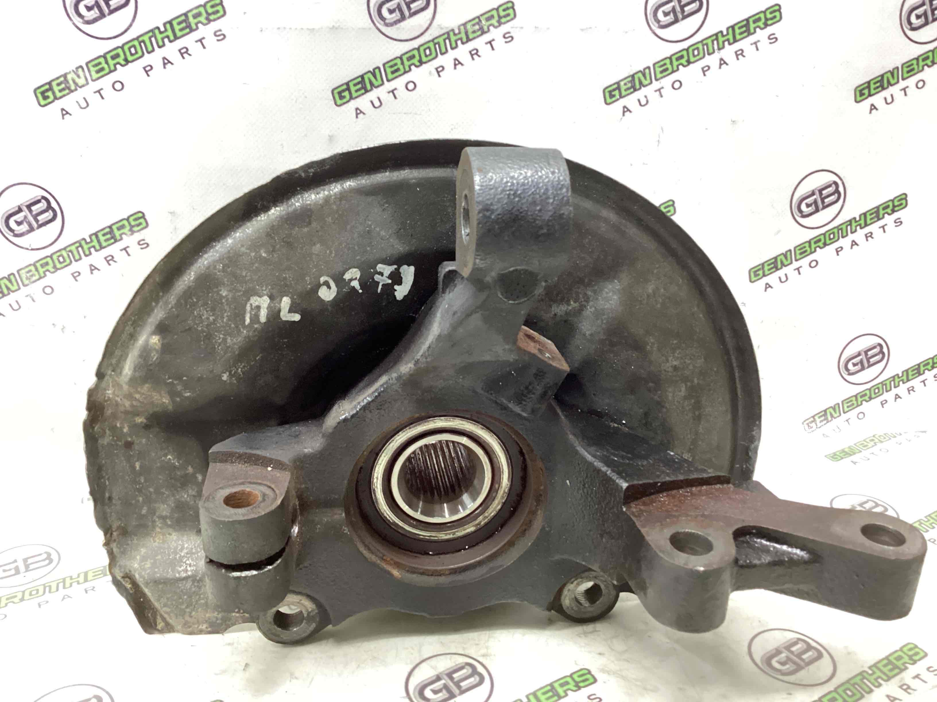 Кулак поворотний лівий