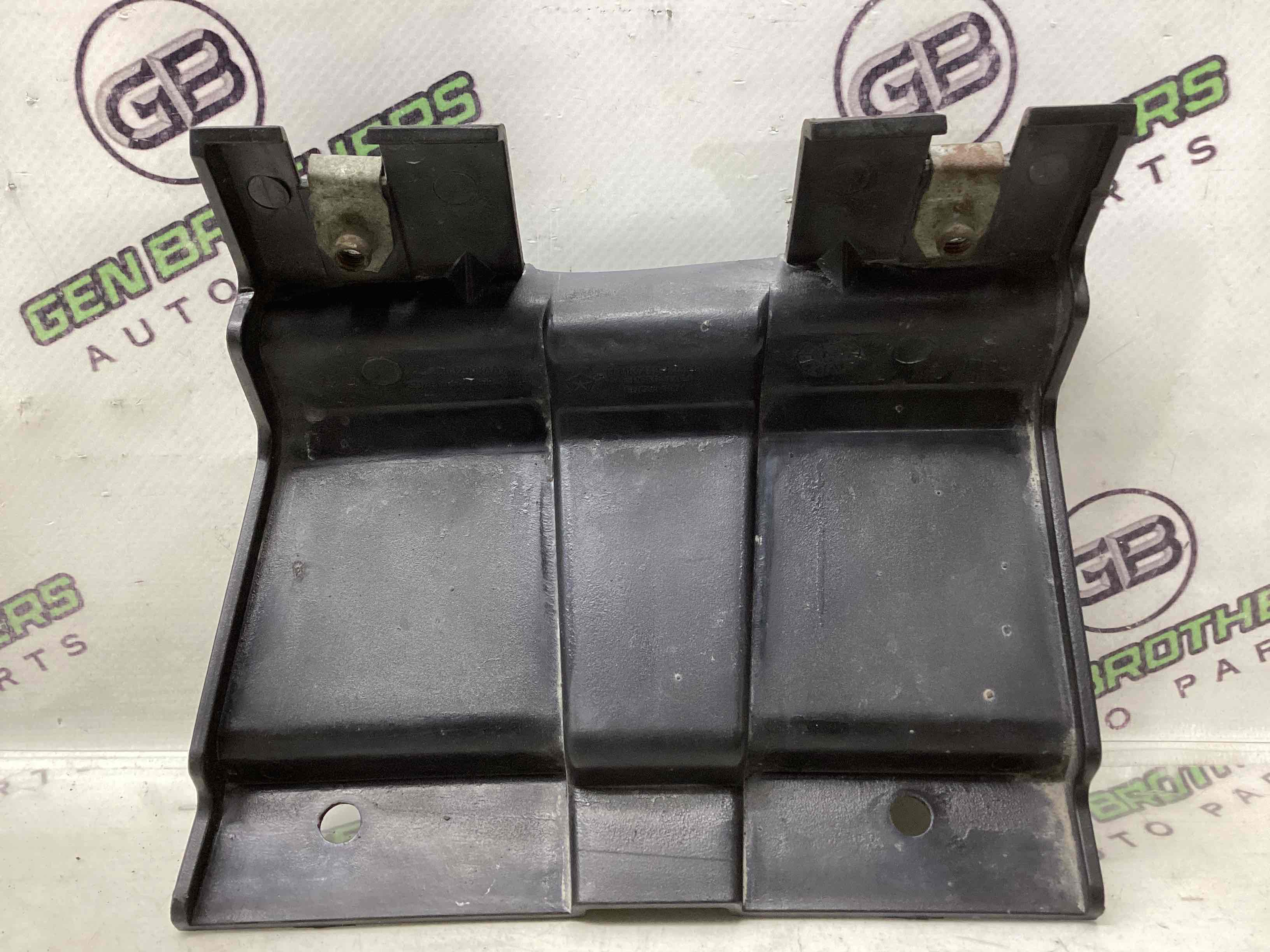 Кріплення заднього бампера праве