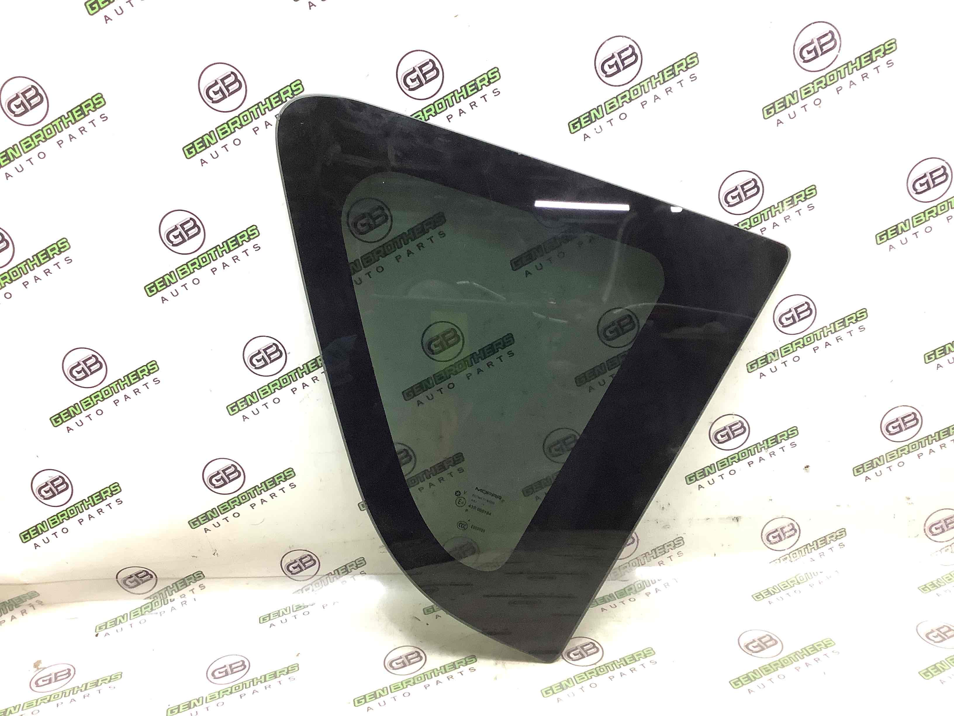 Скло кузовне бічне праве