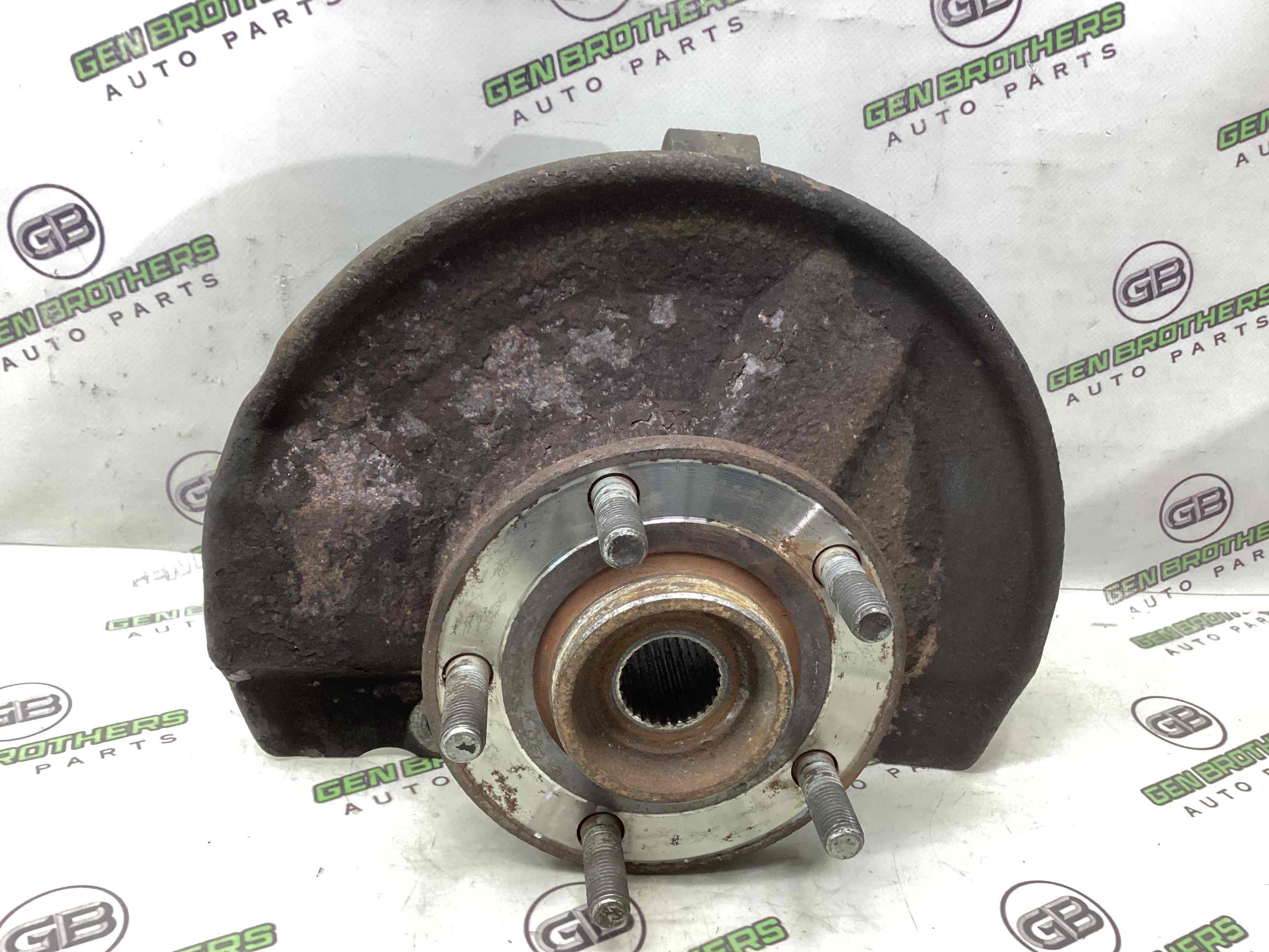 Кулак поворотний правий