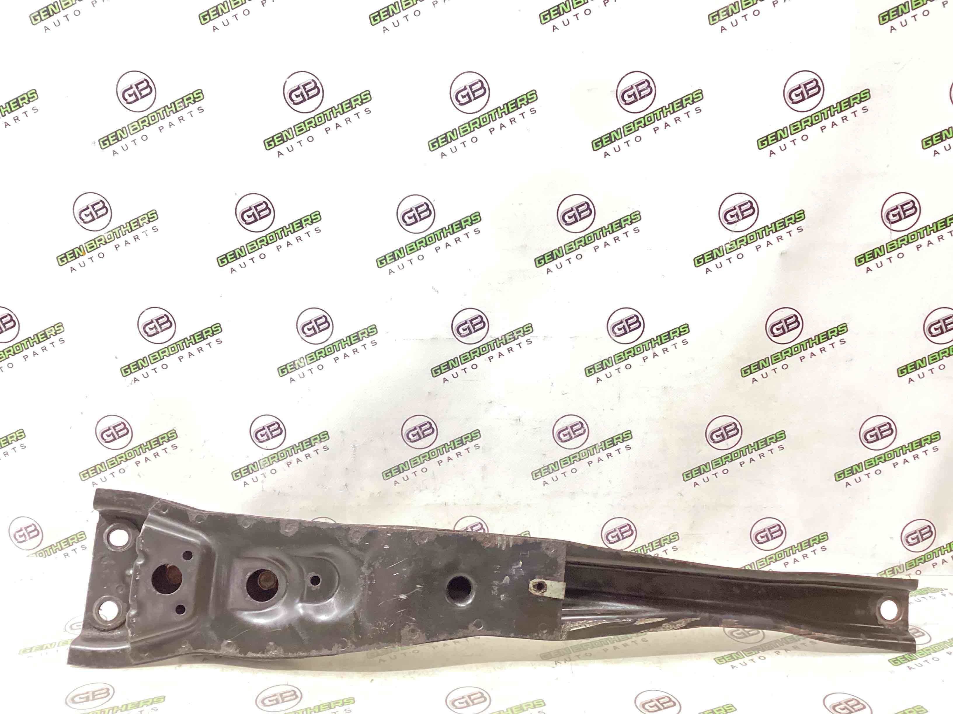 Кронштейн переднього підрамника