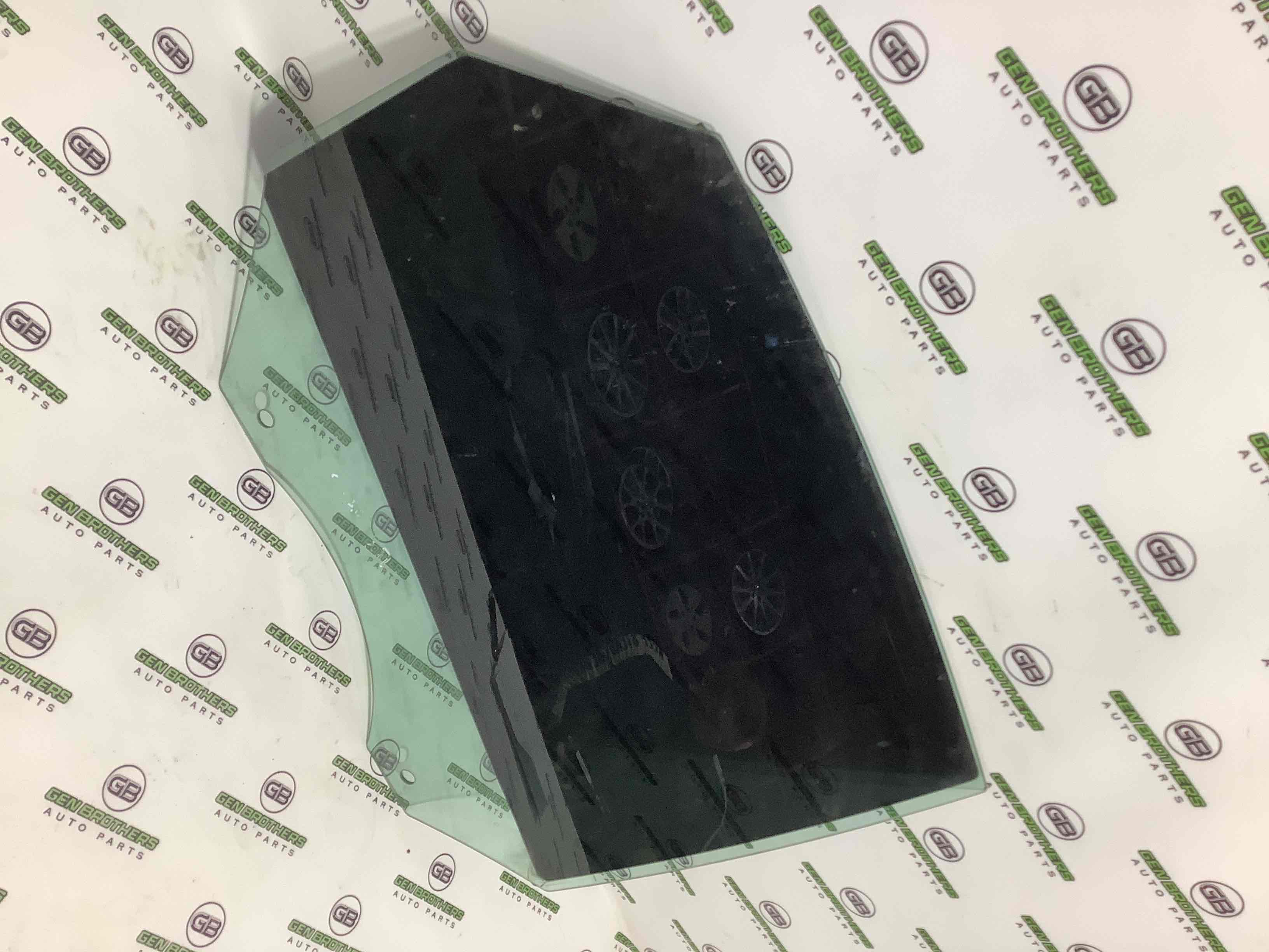 Скло заднє праве