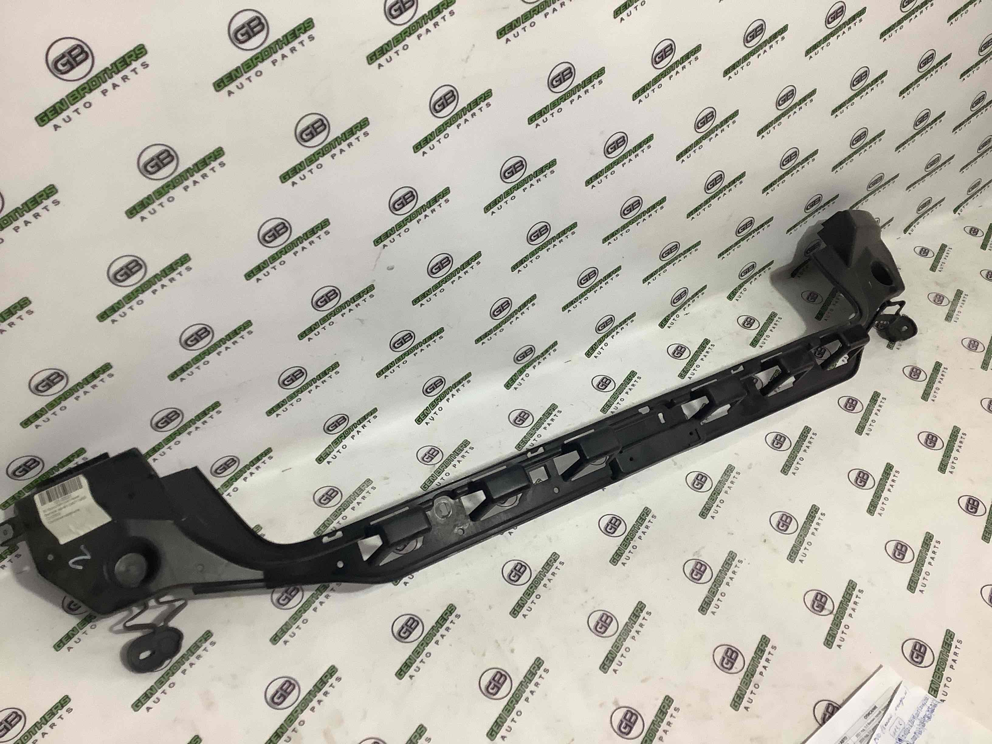 Кріплення заднього бампера центральне