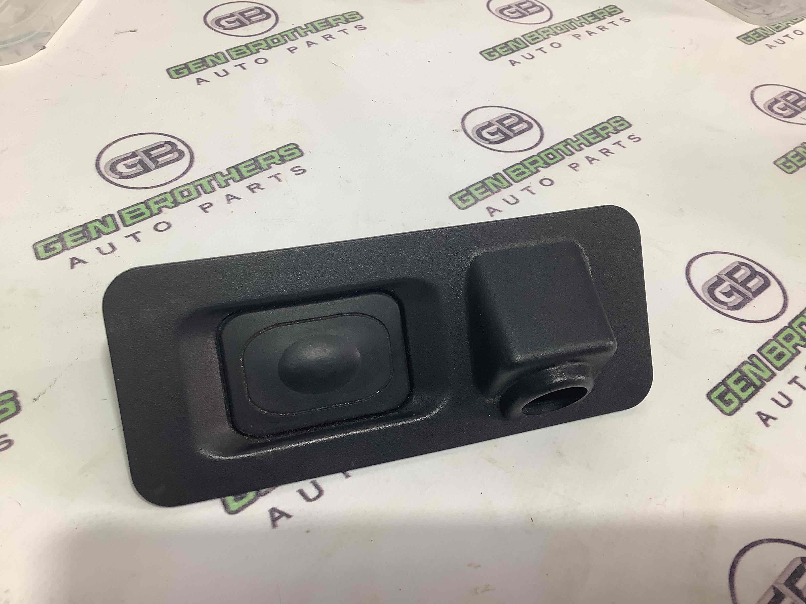 Кнопка відкриття багажника