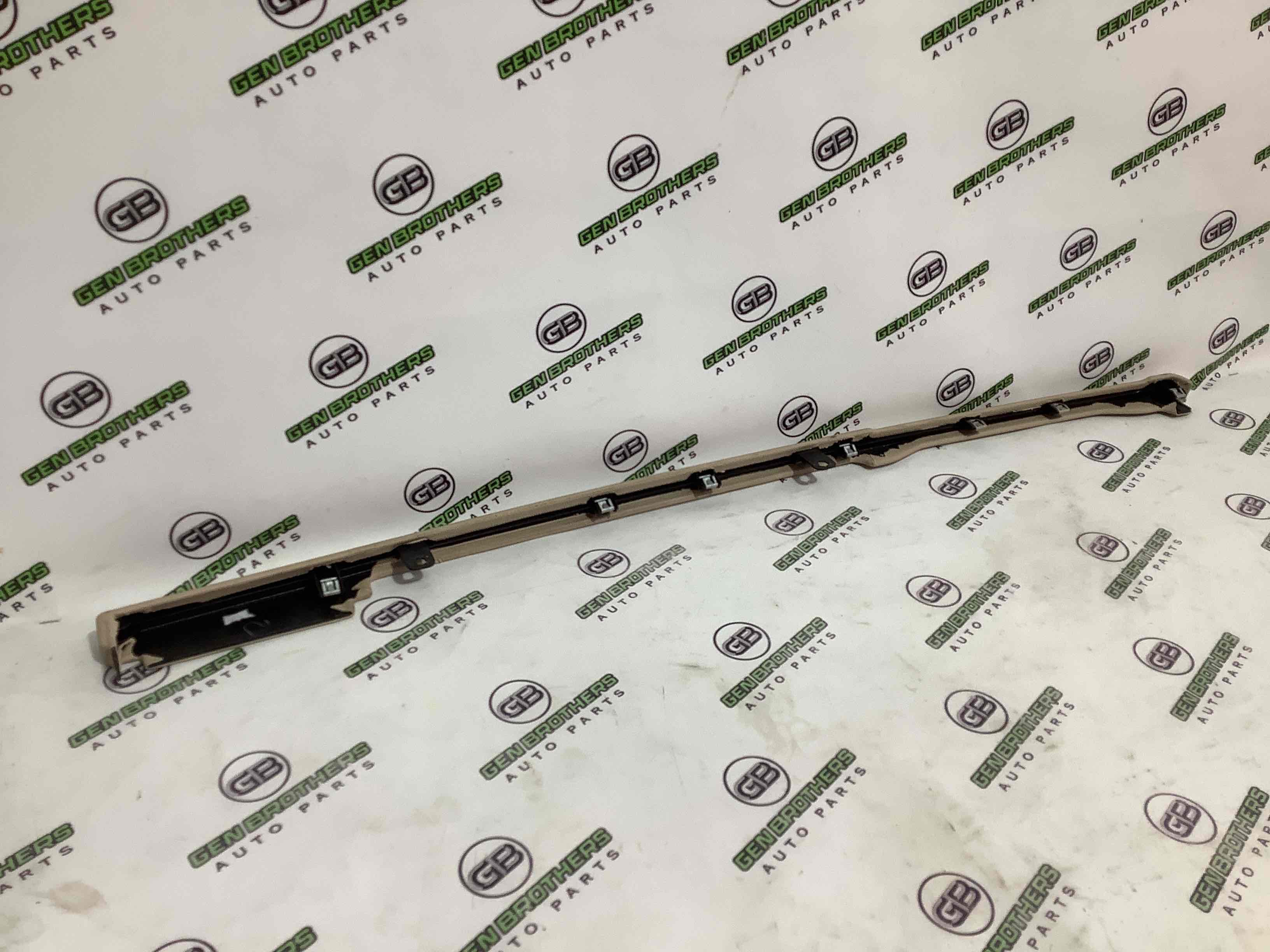 Обшивка панелі приладів торпедо