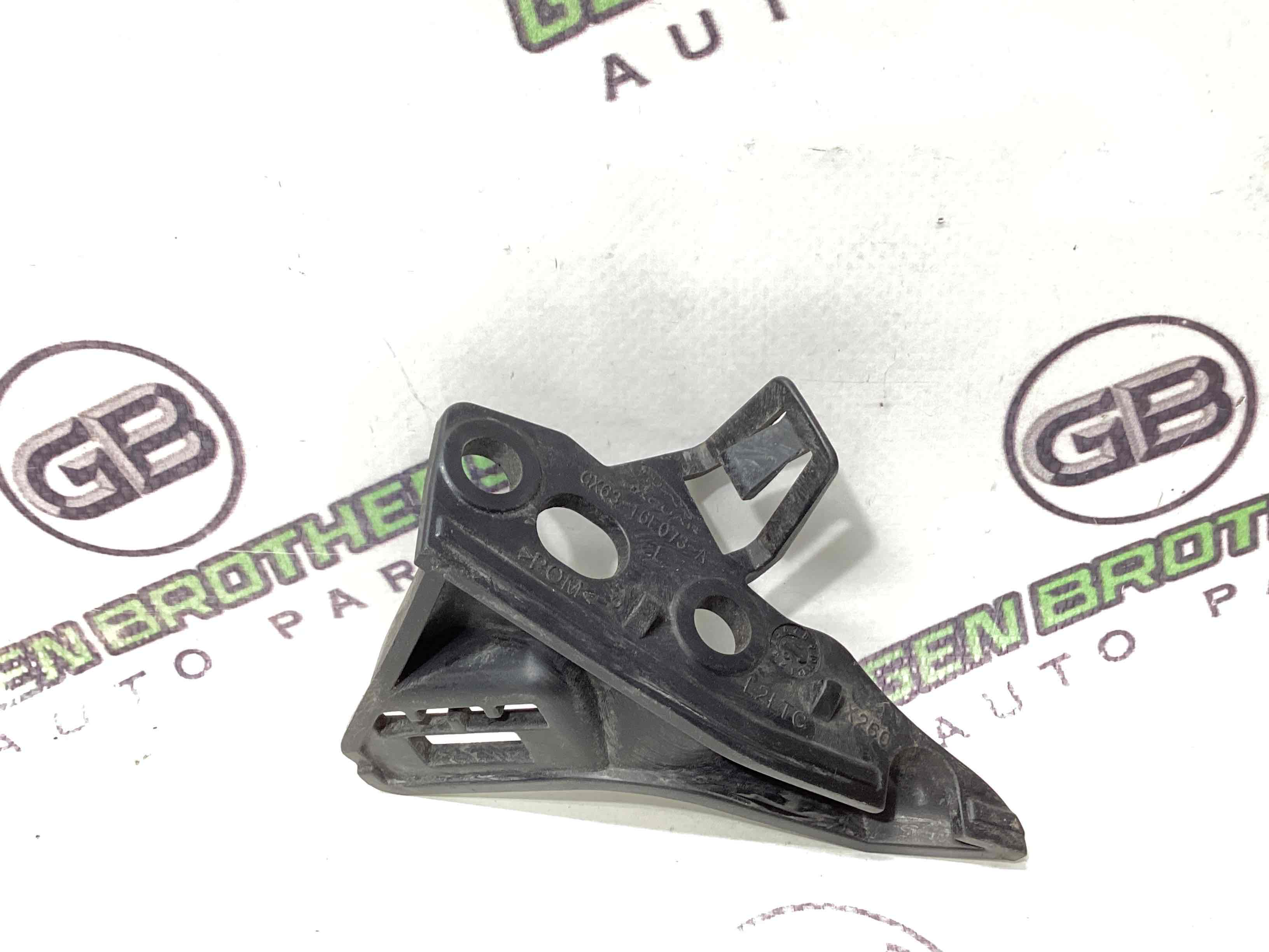 Кріплення переднього бампера ліве