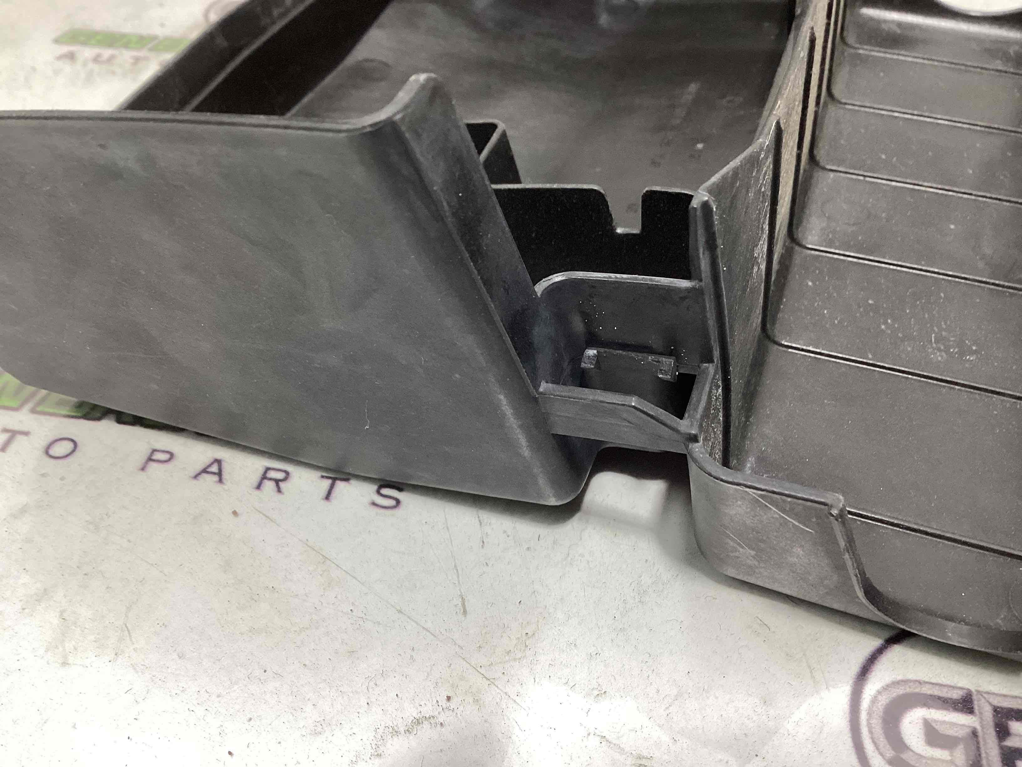 Кришка корпус блоку запобіжників