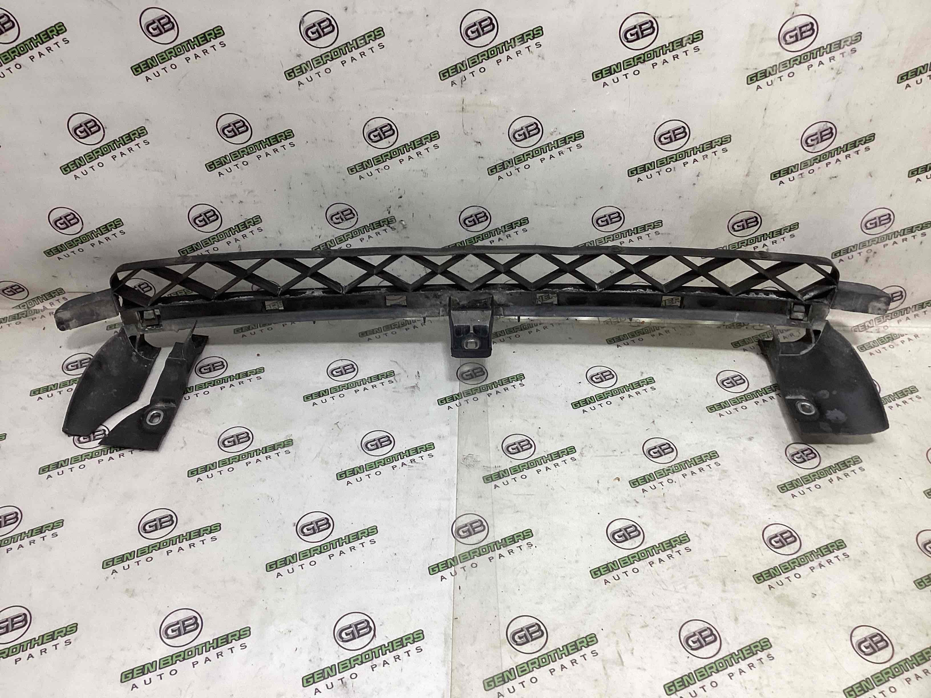 Кріплення переднього бампера центральне