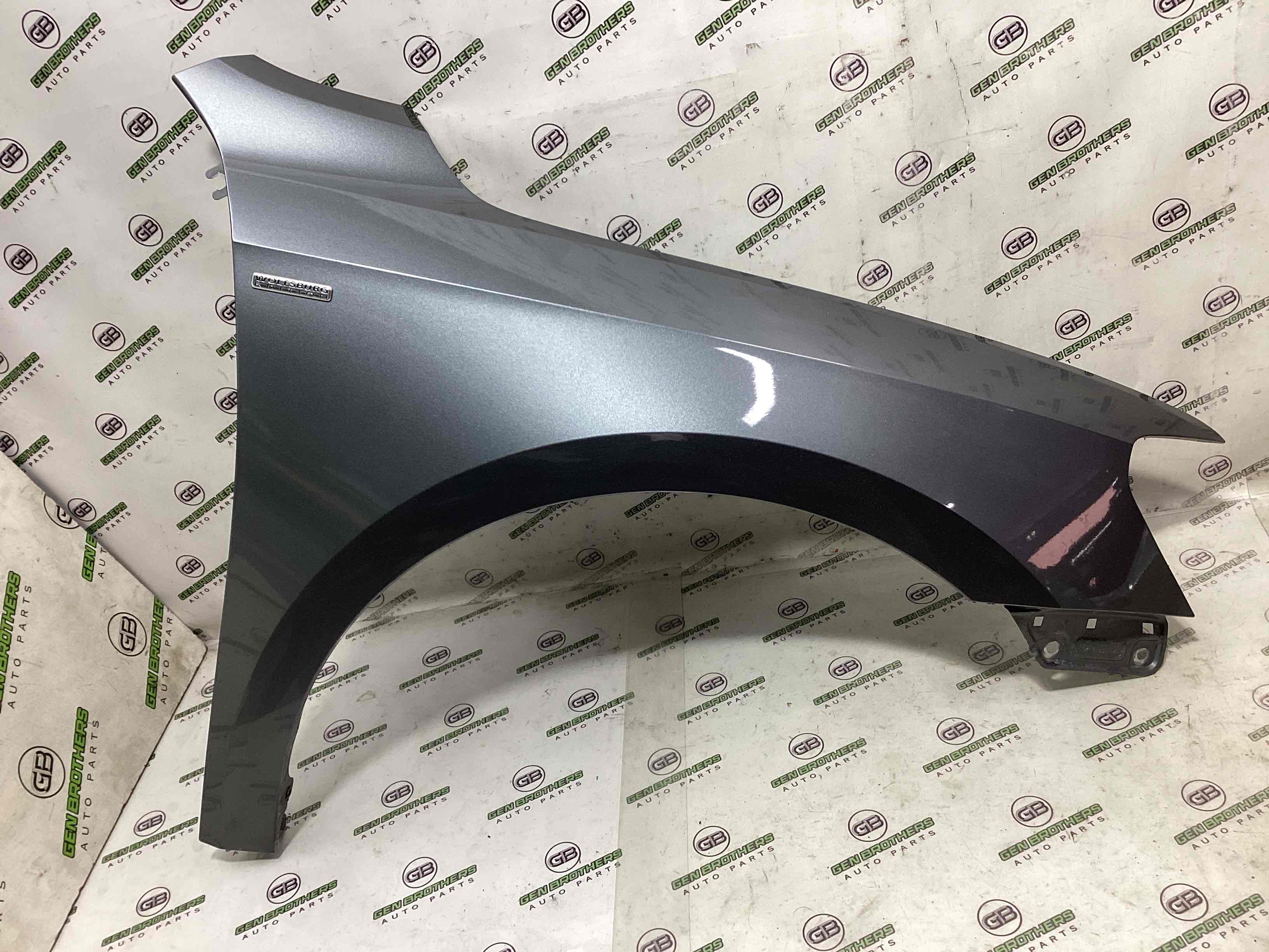 Крило переднє праве