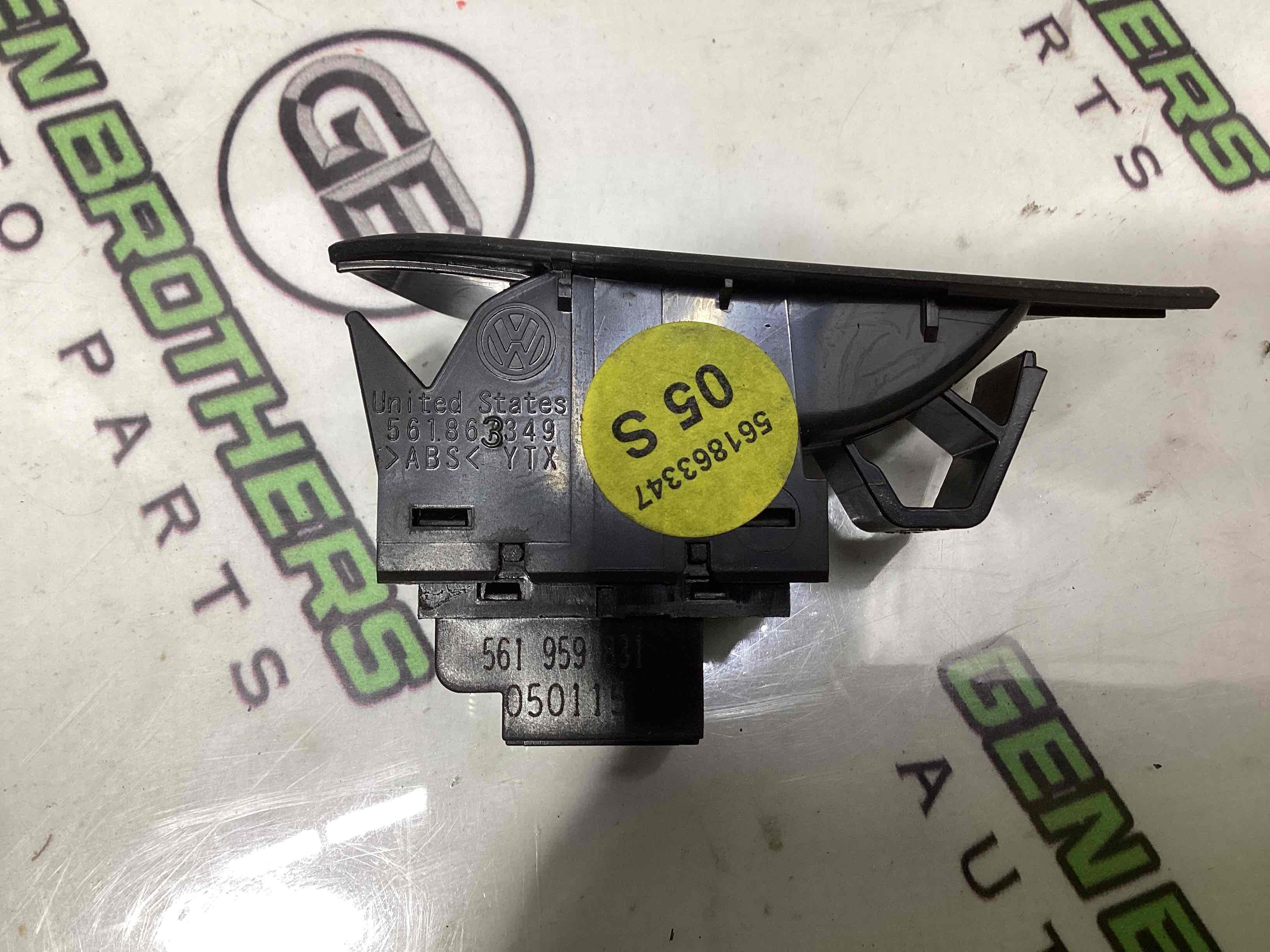 Кнопка відкриття багажника