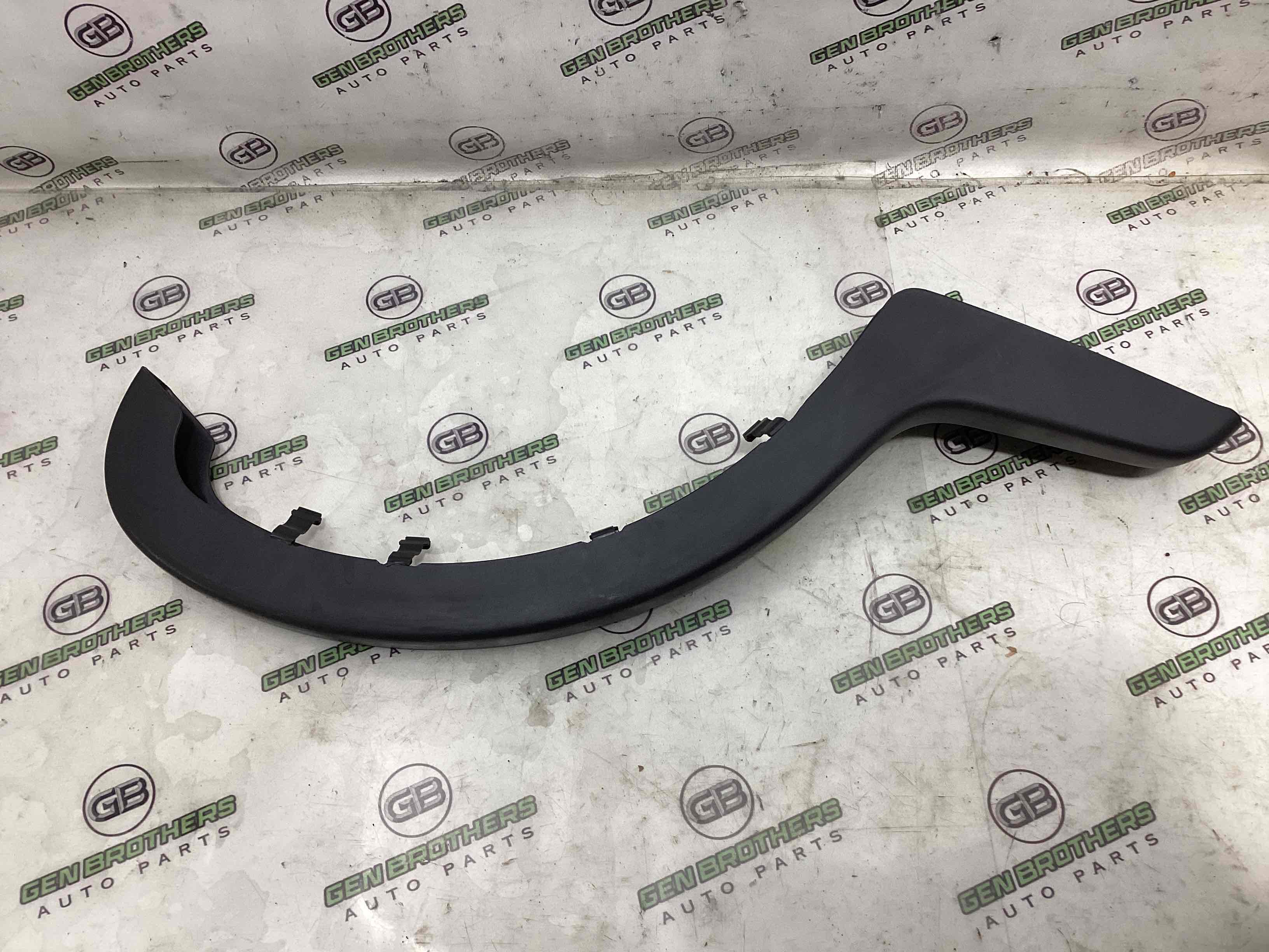 Накладка петлі кришки багажника