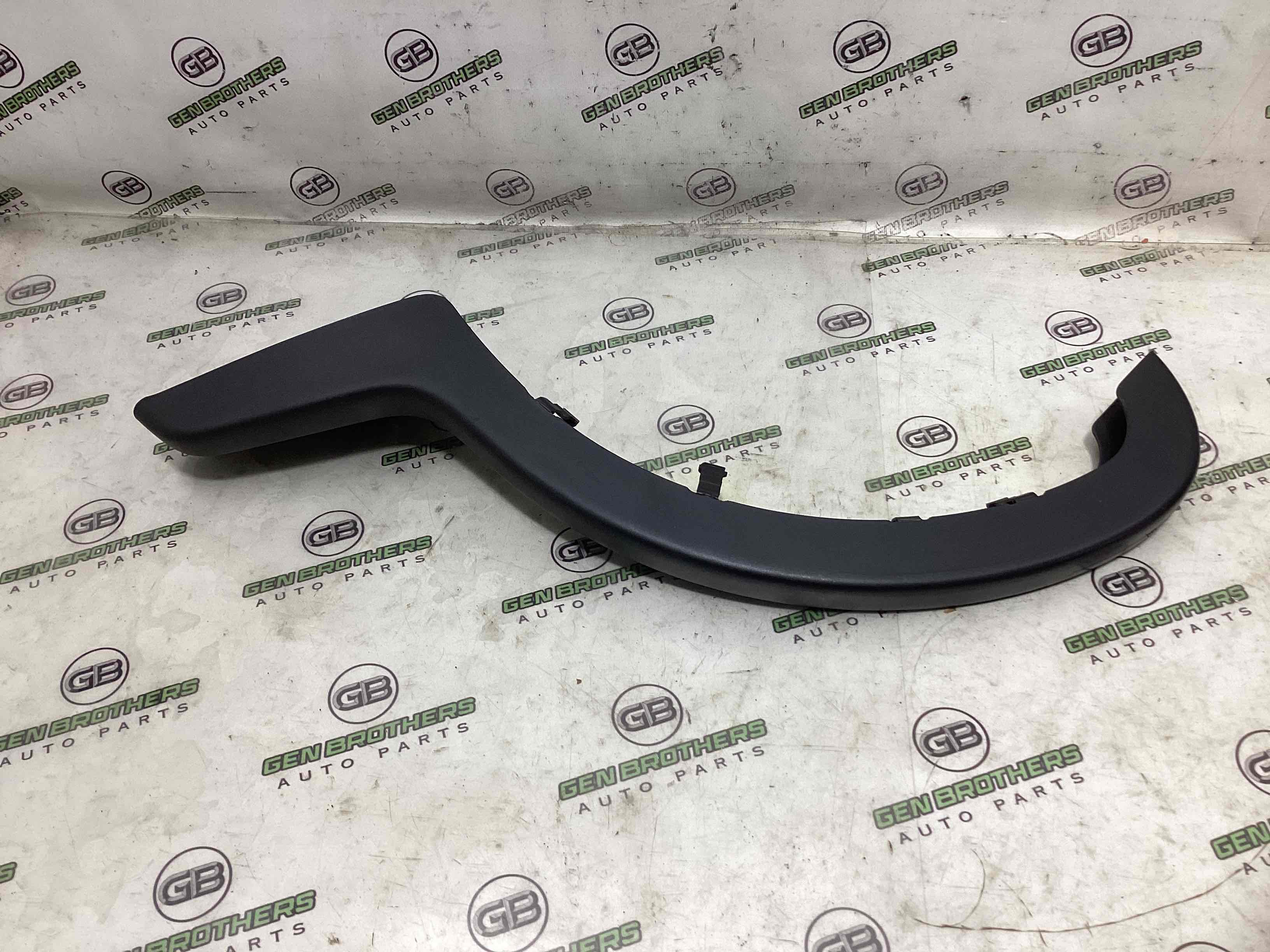 Накладка петлі кришки багажника