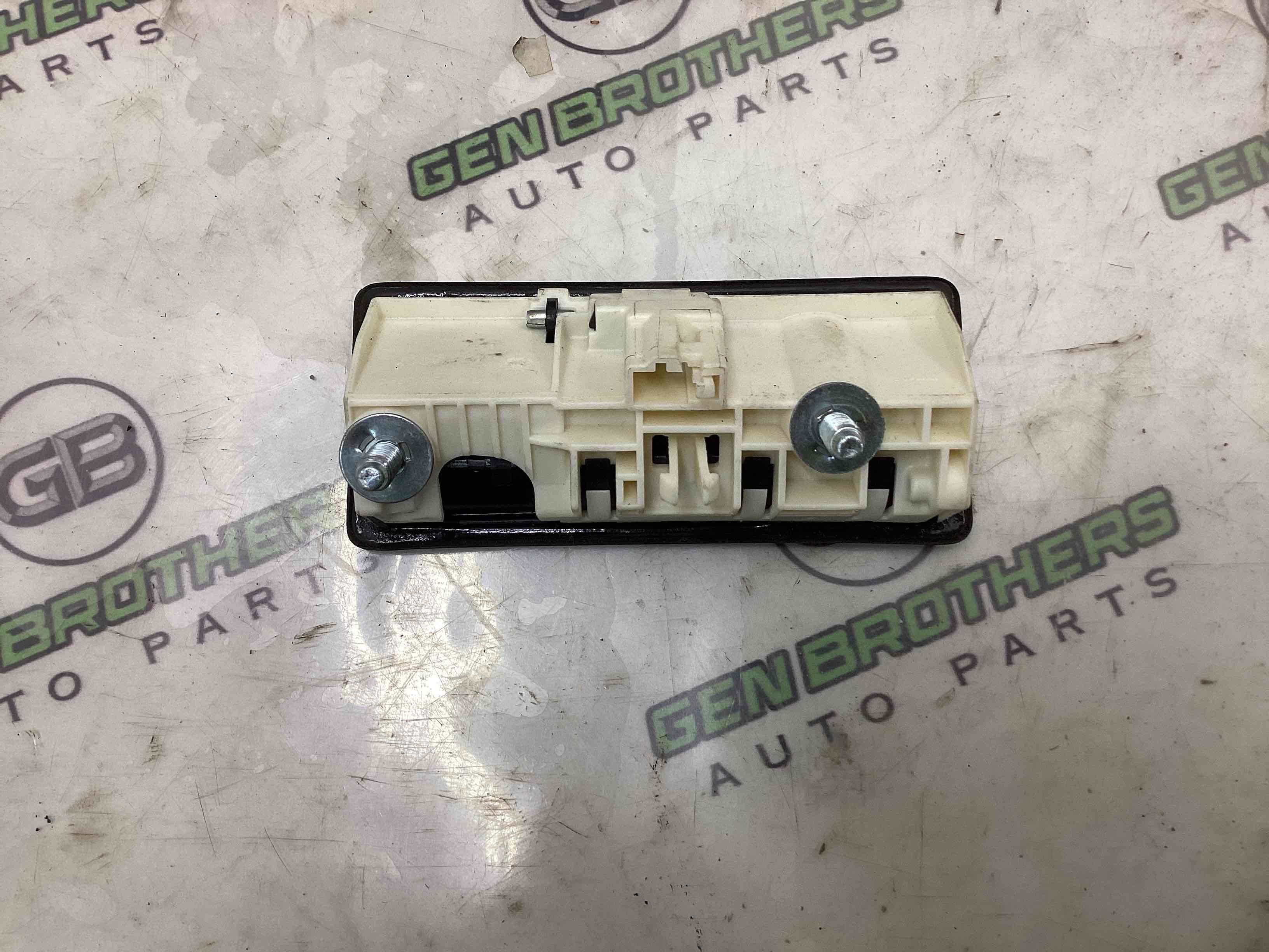 Кнопка відкриття багажника