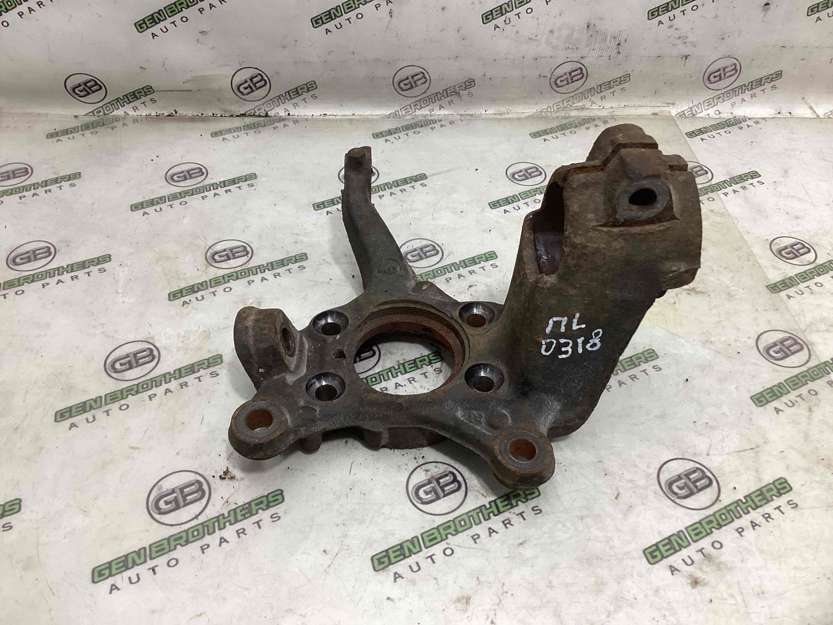 Кулак поворотний лівий