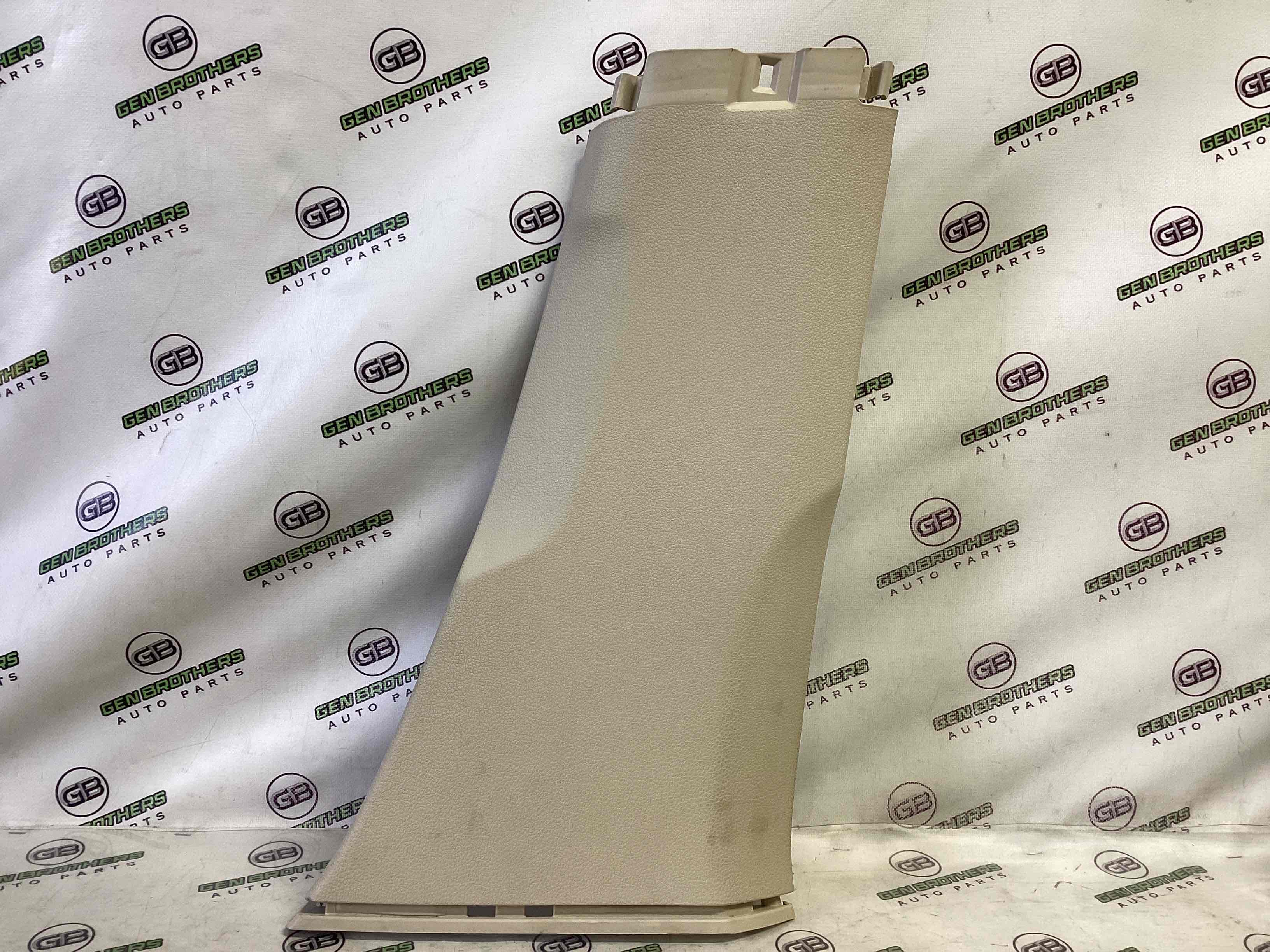 Обшивка центральної стійки права