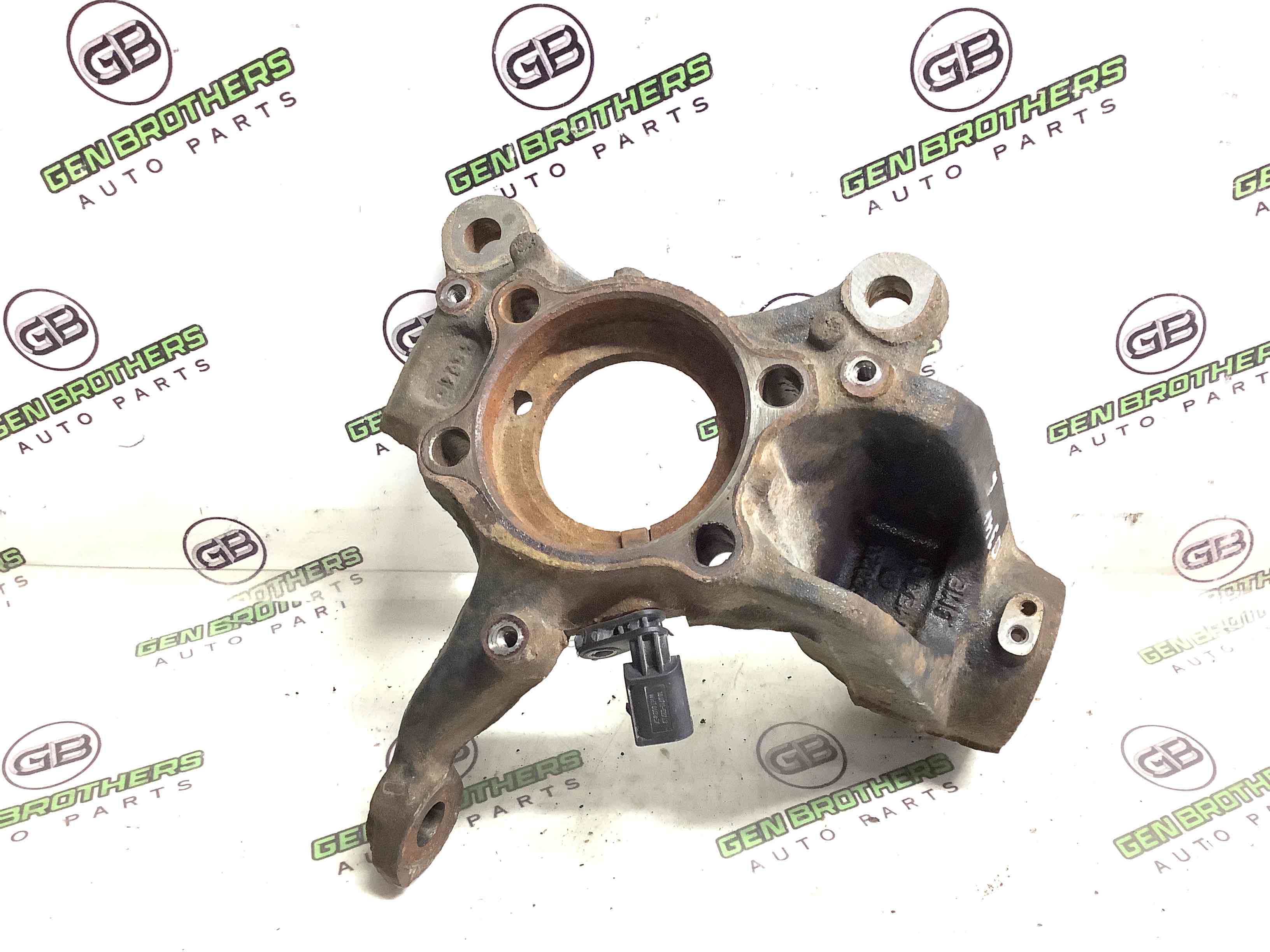 Кулак поворотний лівий