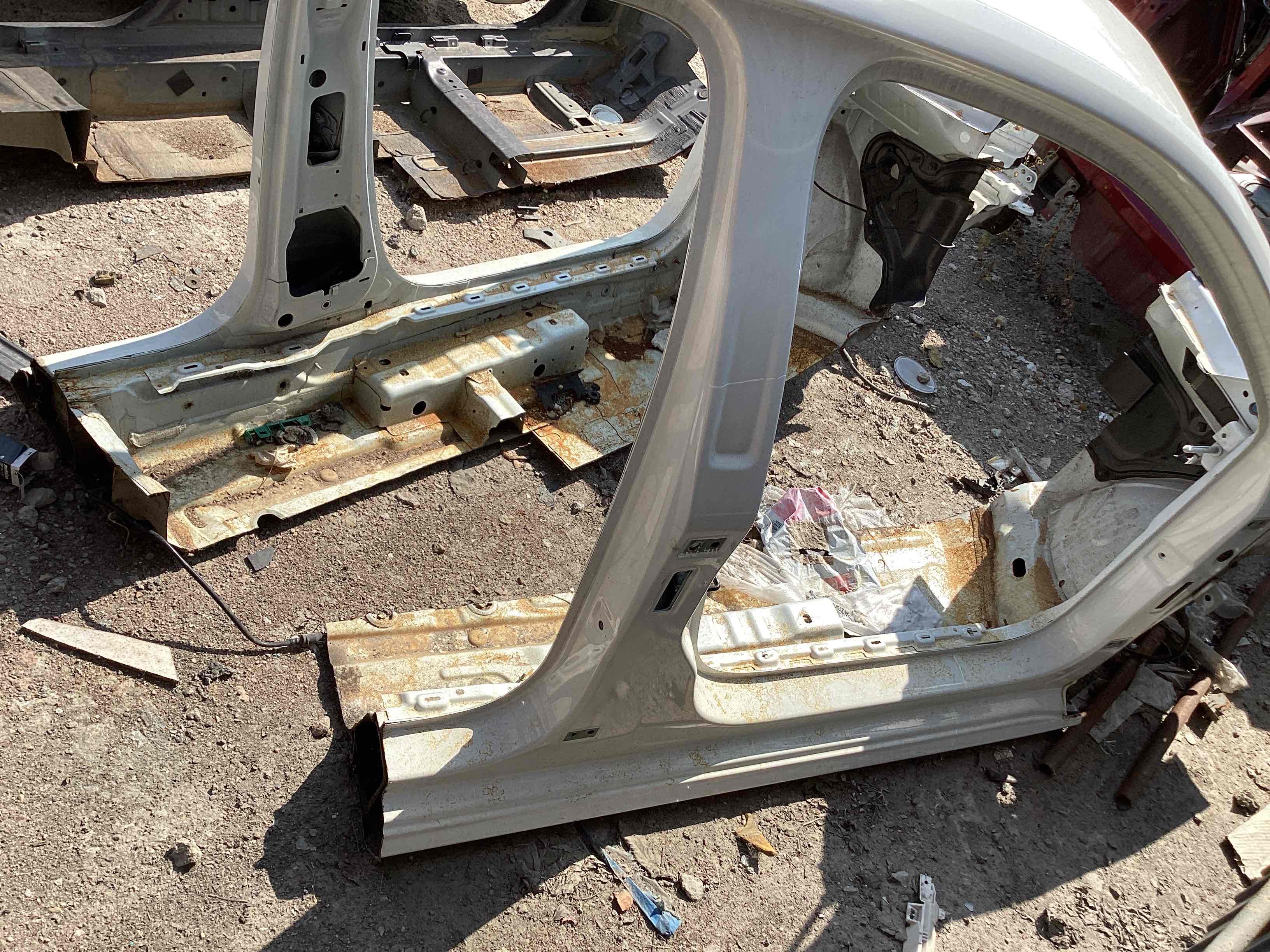 Стійки кузова та пороги