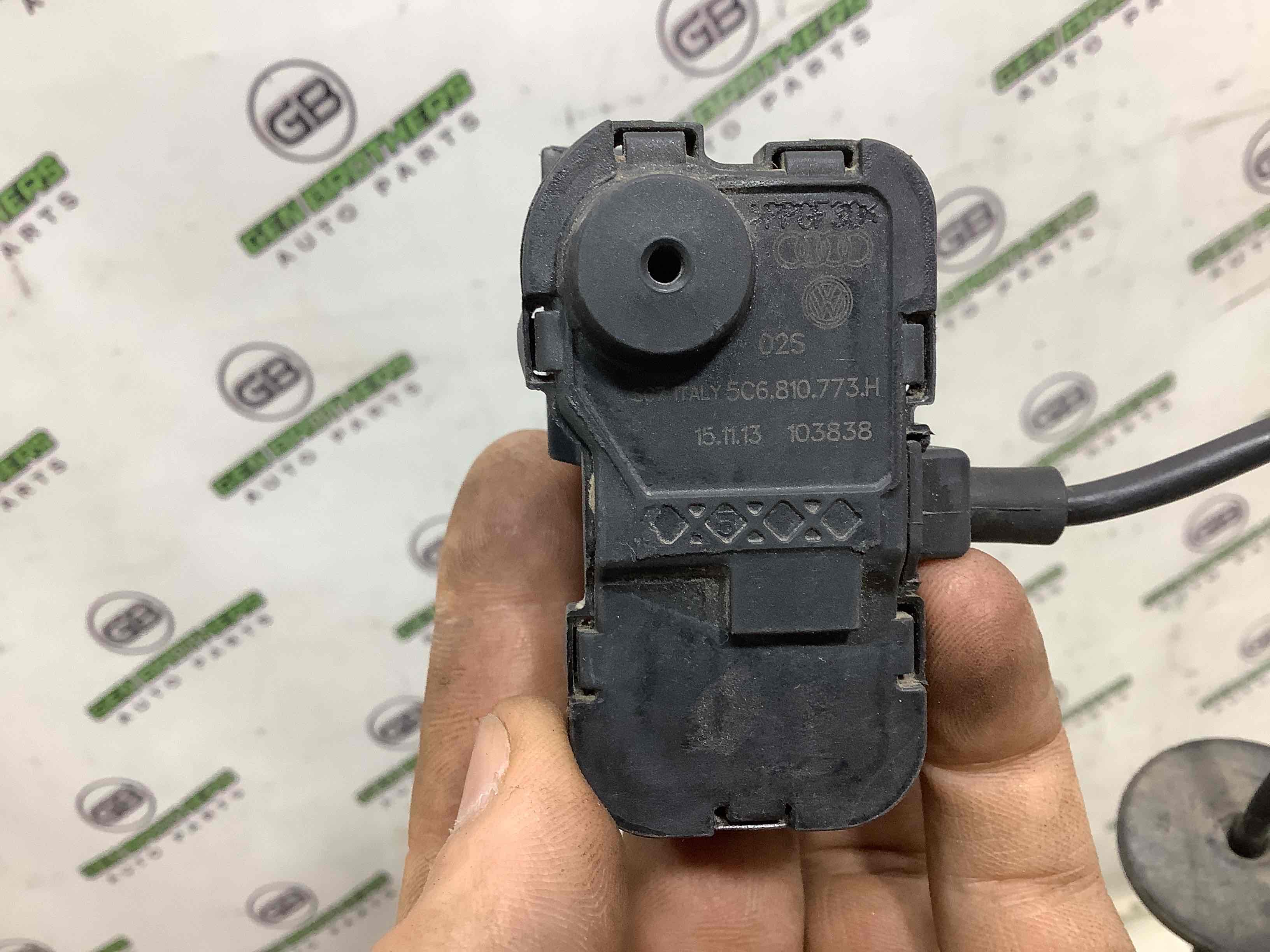 Замок лючка бензобака