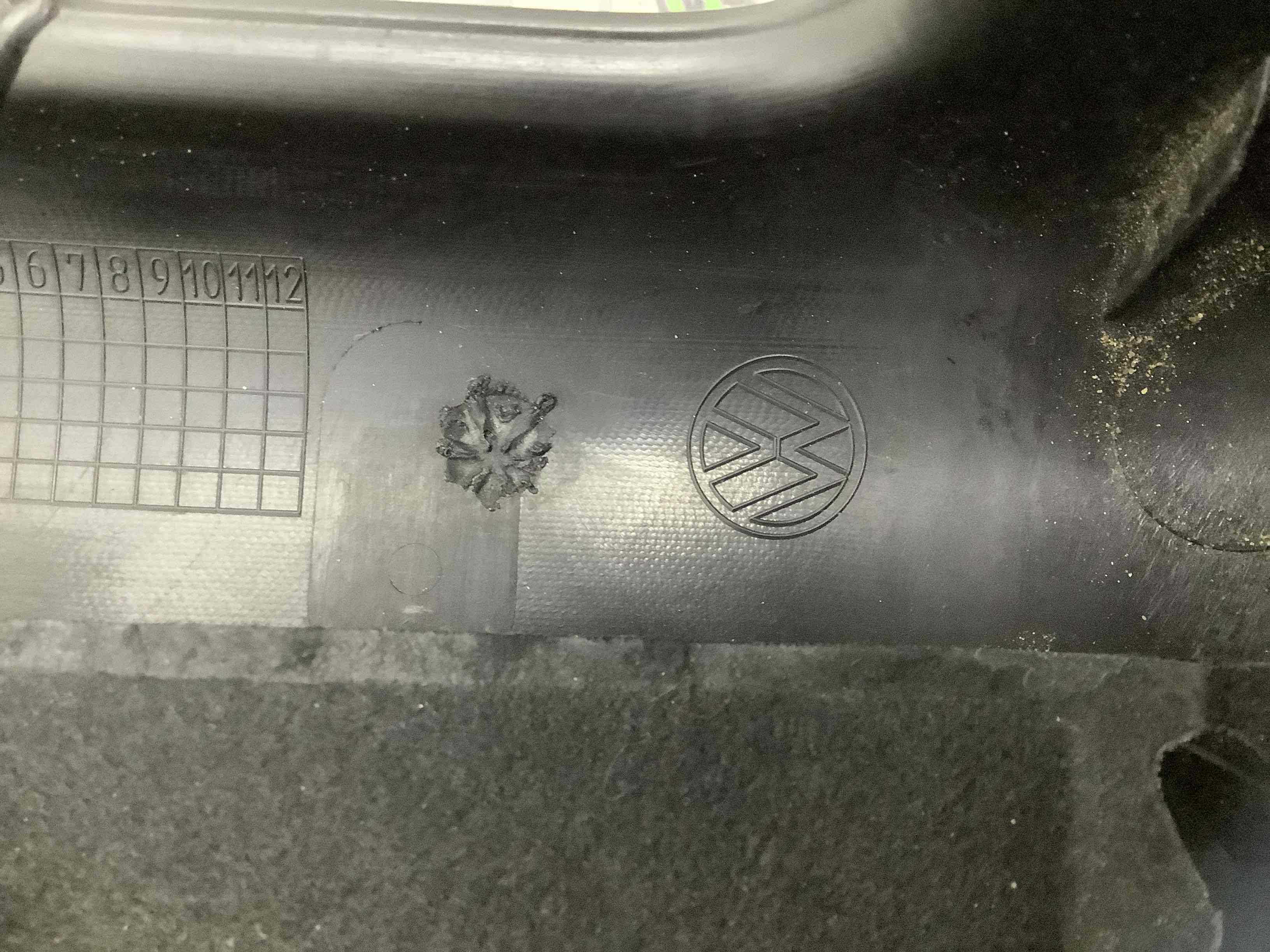 Кришка двигуна декоративна