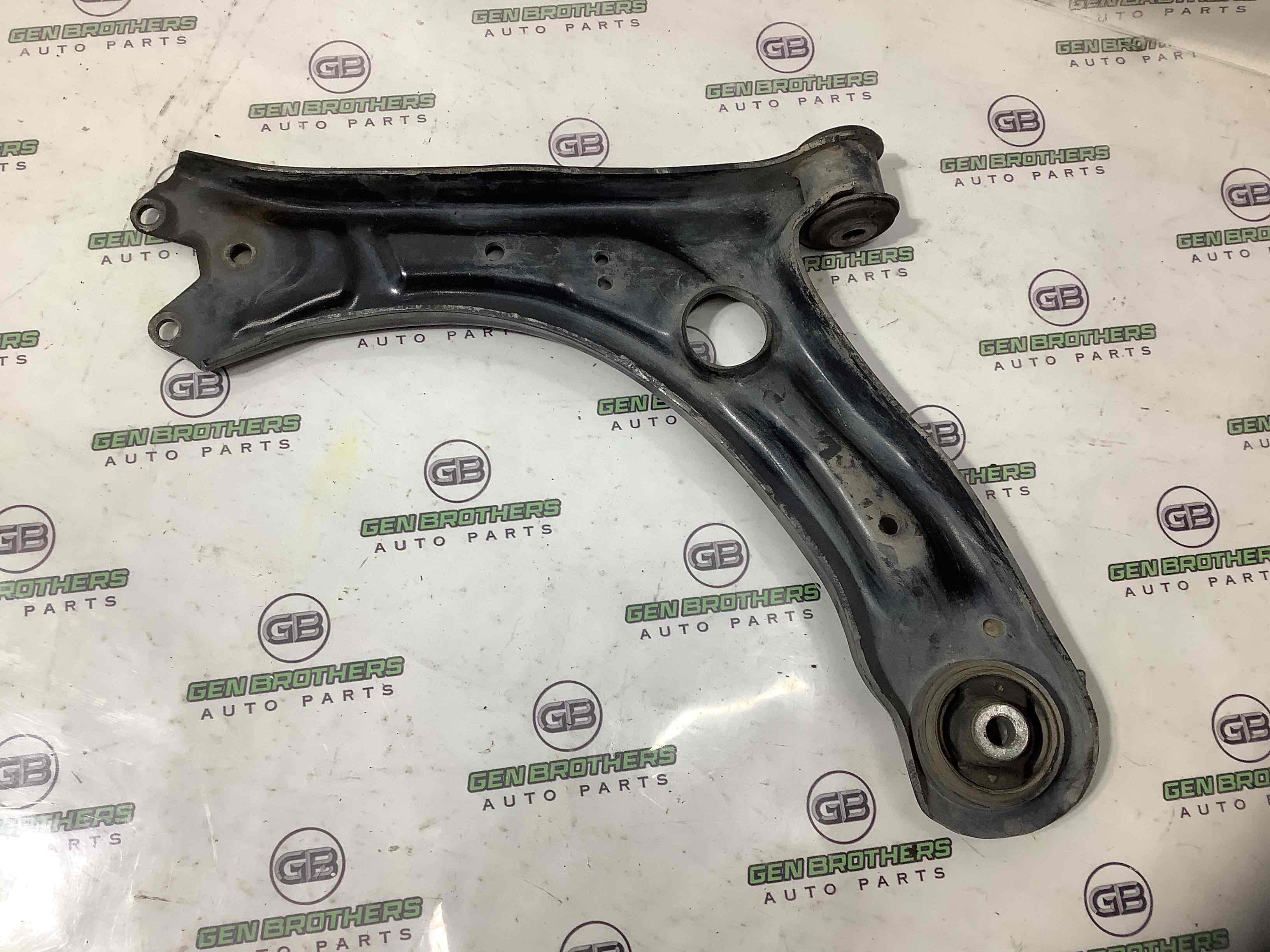 Важіль передній правий