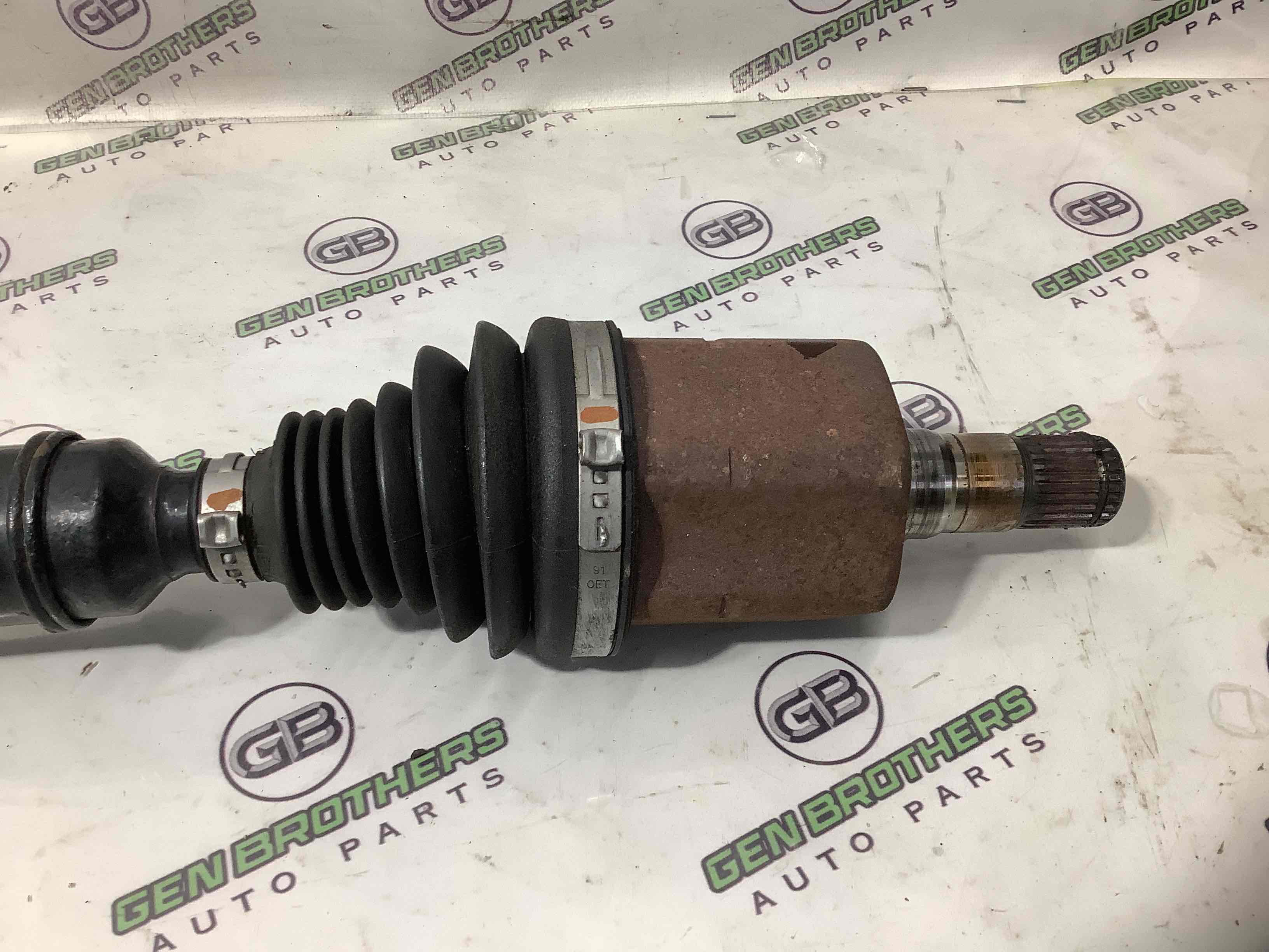 Піввісь передня права (привідний вал, ШРУС)