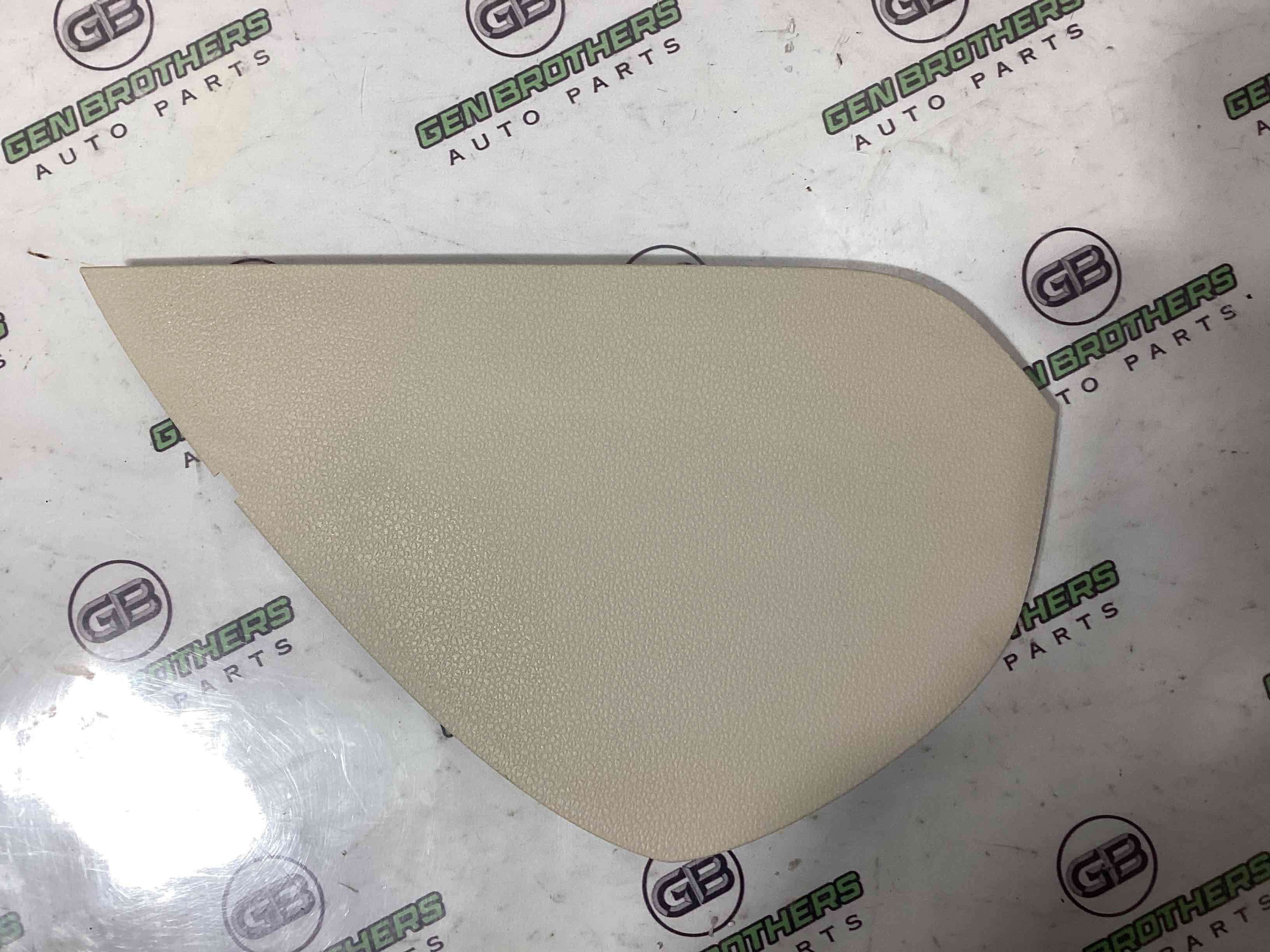 Обшивка панелі приладів торпедо