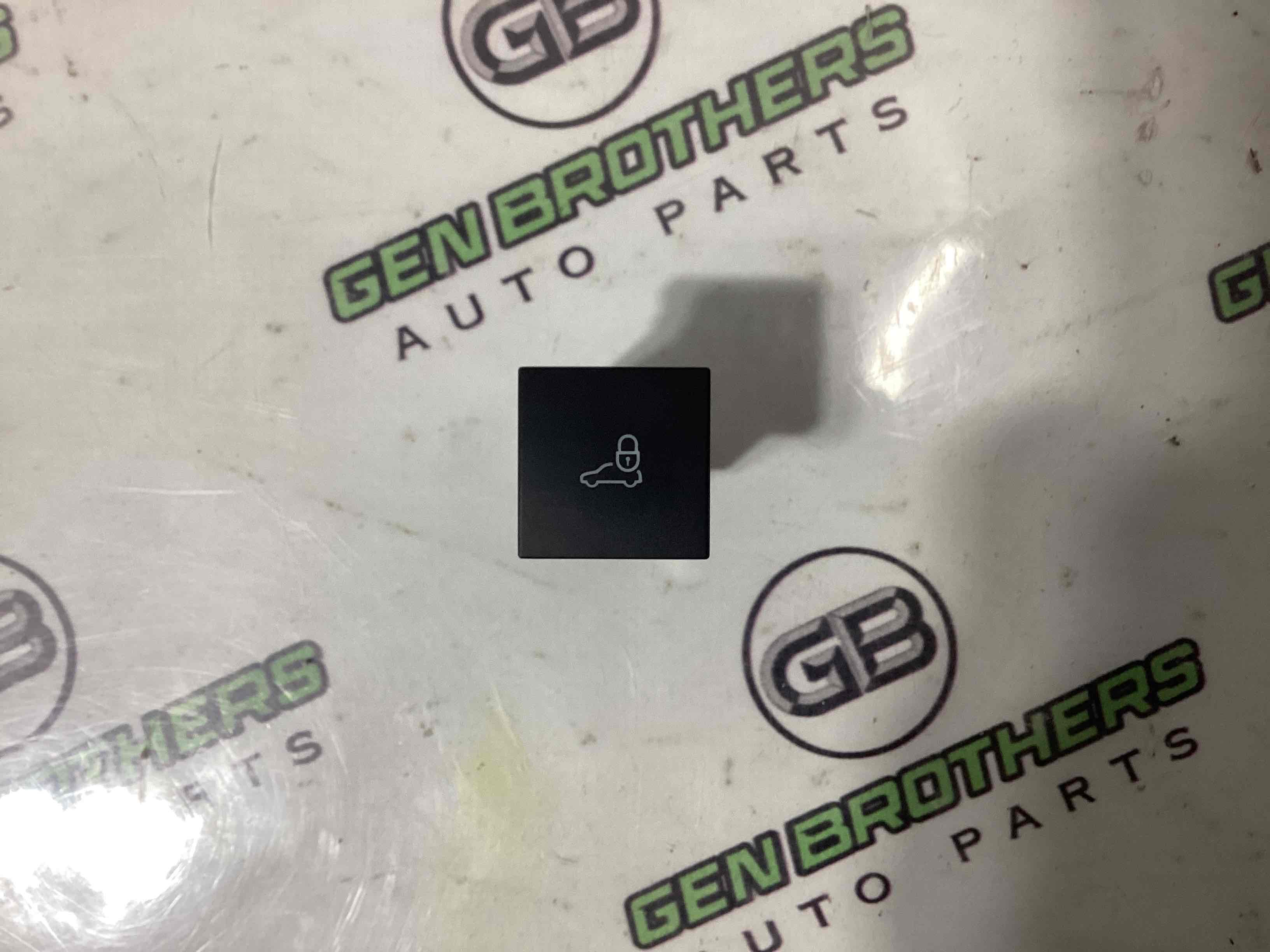 Кнопка відкриття багажника