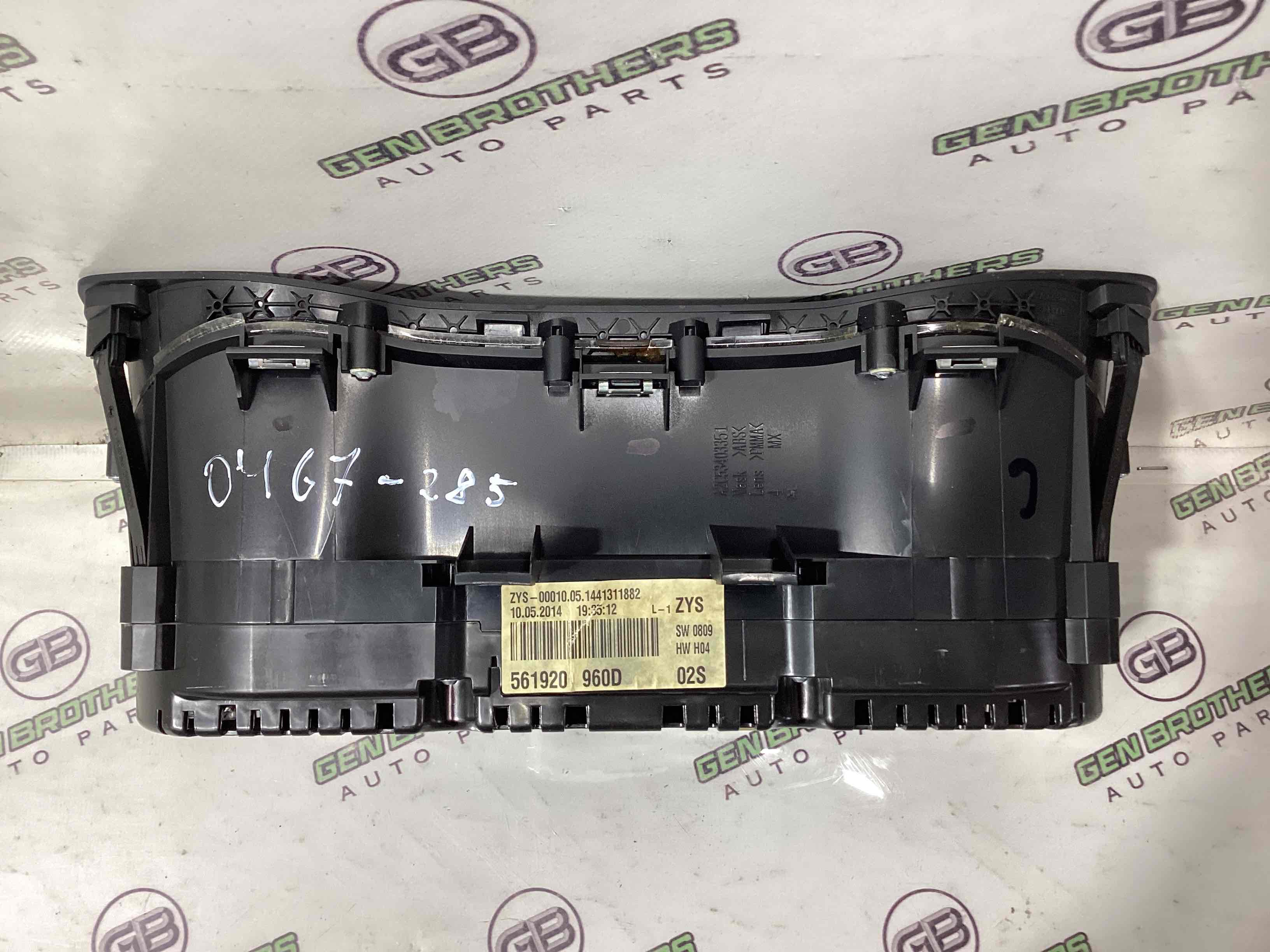 Щиток приладів панель приладів