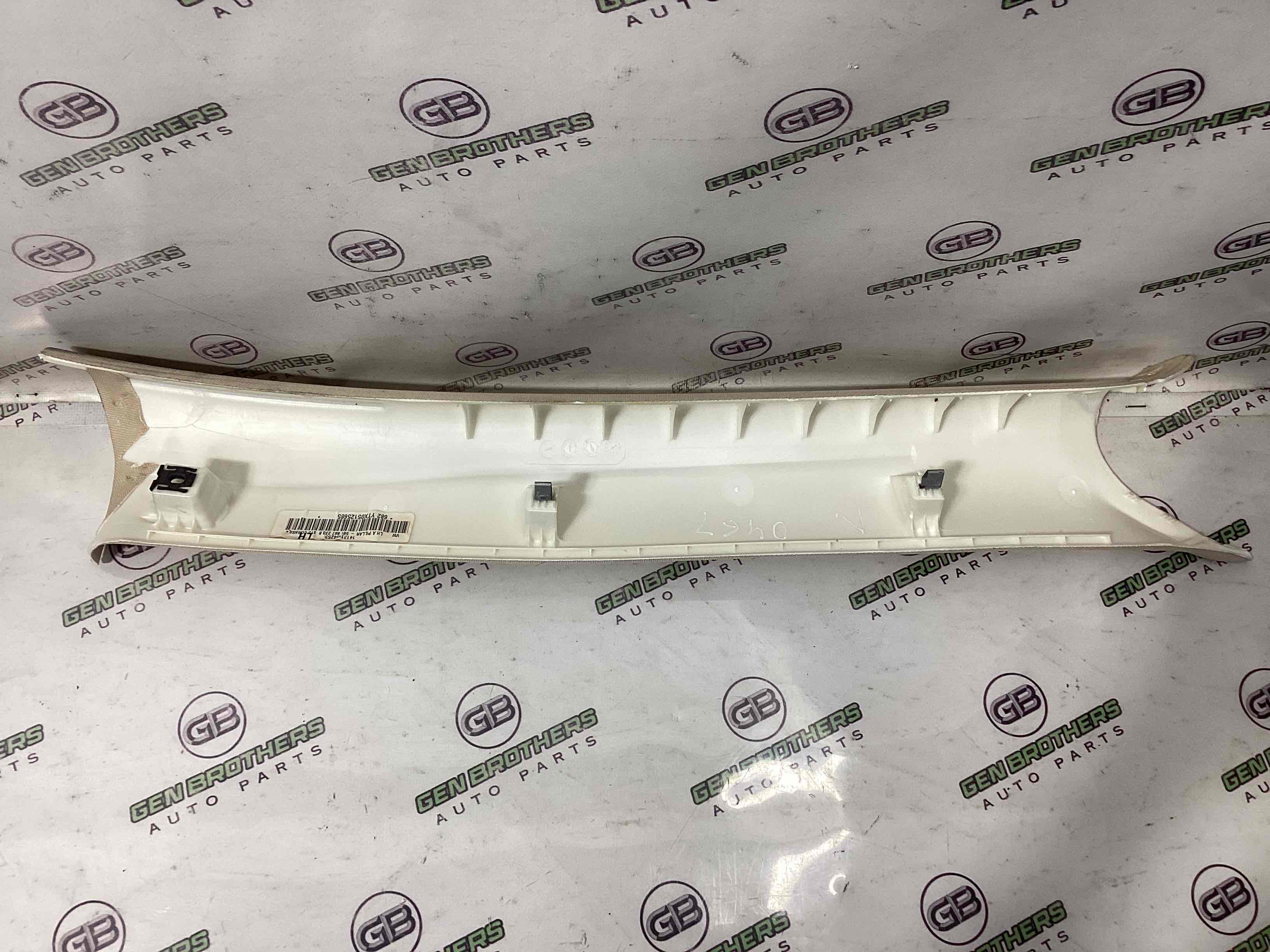 Обшивка передньої стійки ліва