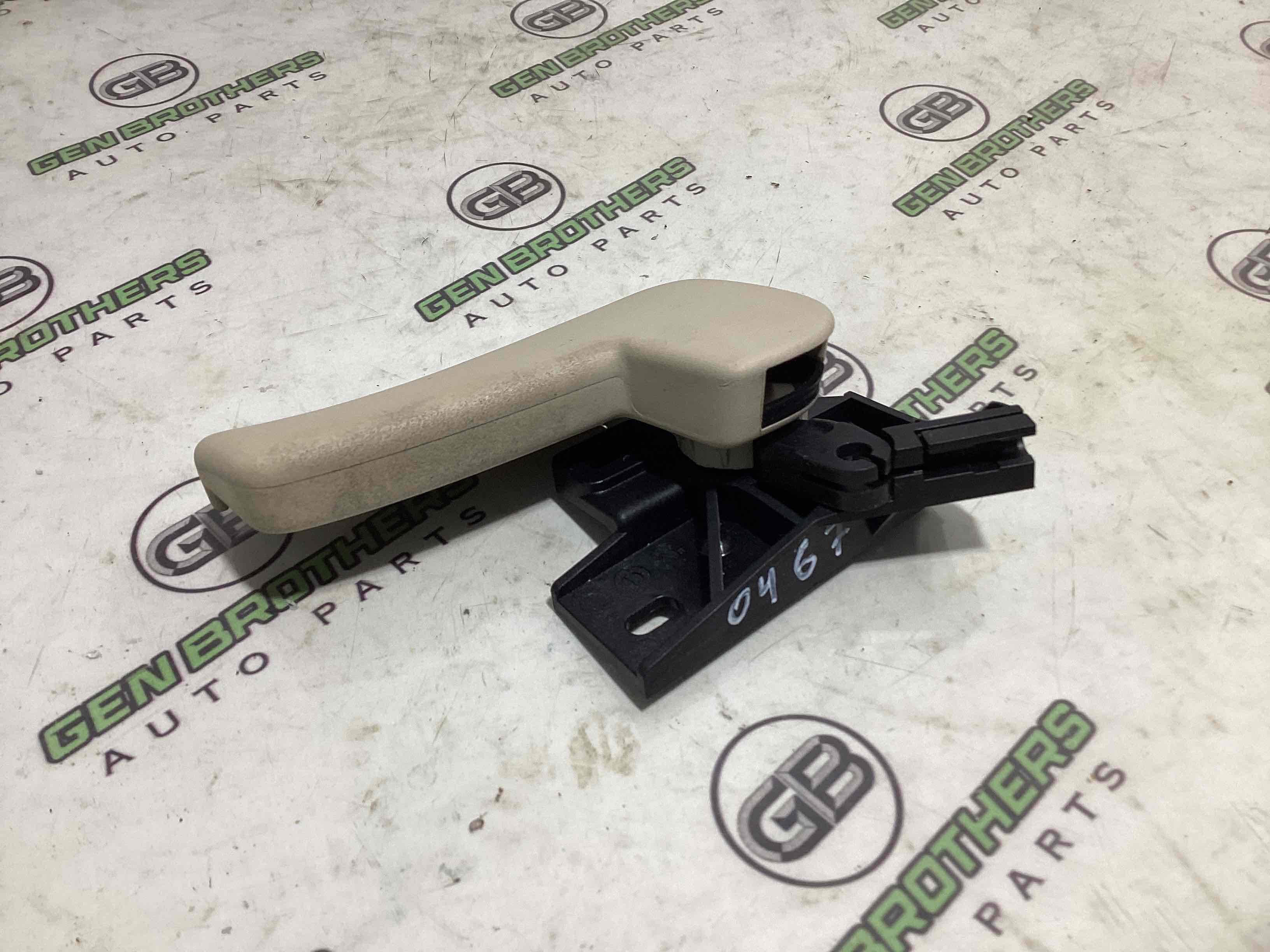 Ручка відкривання капота