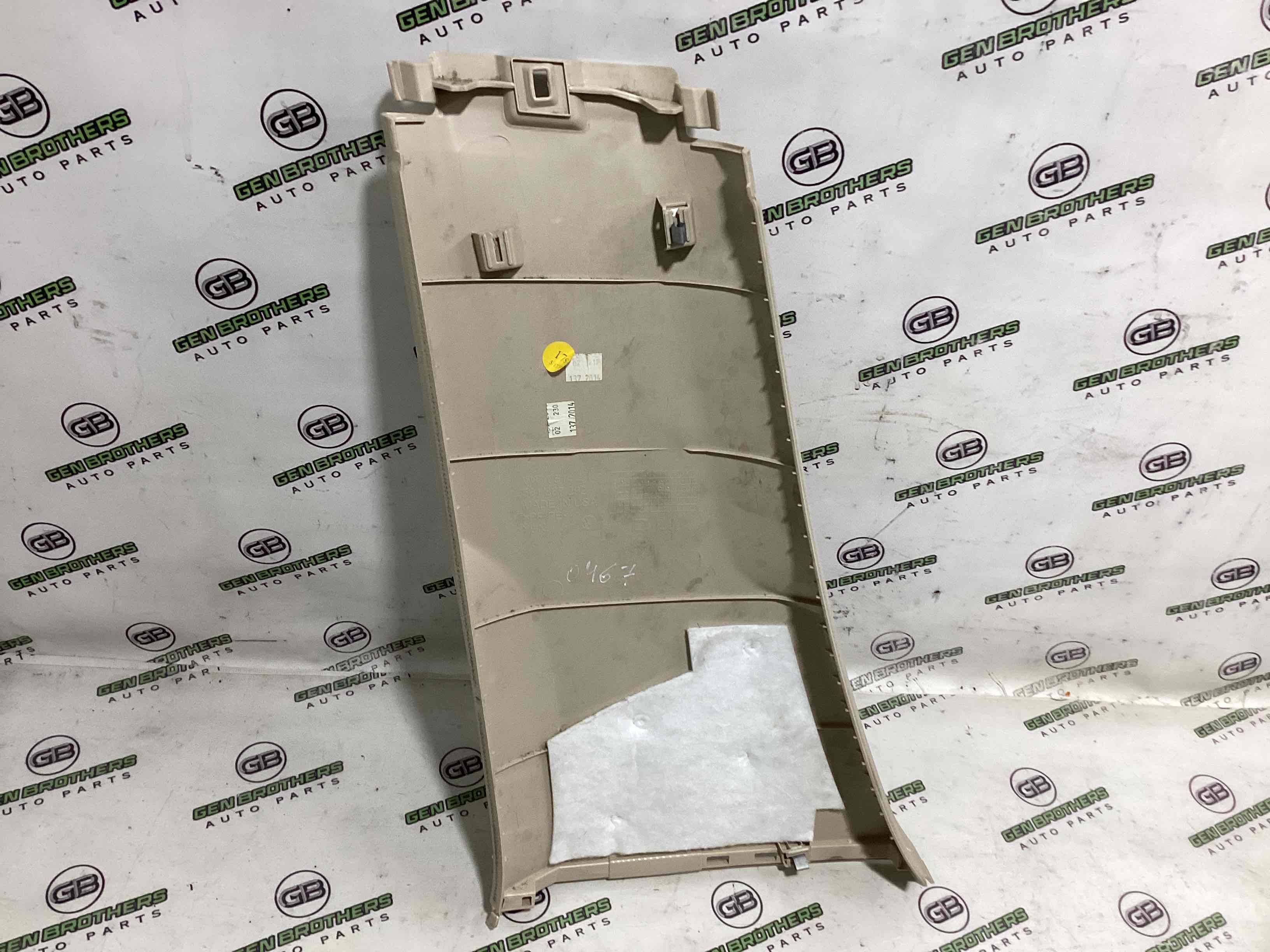 Обшивка центральної стійки права